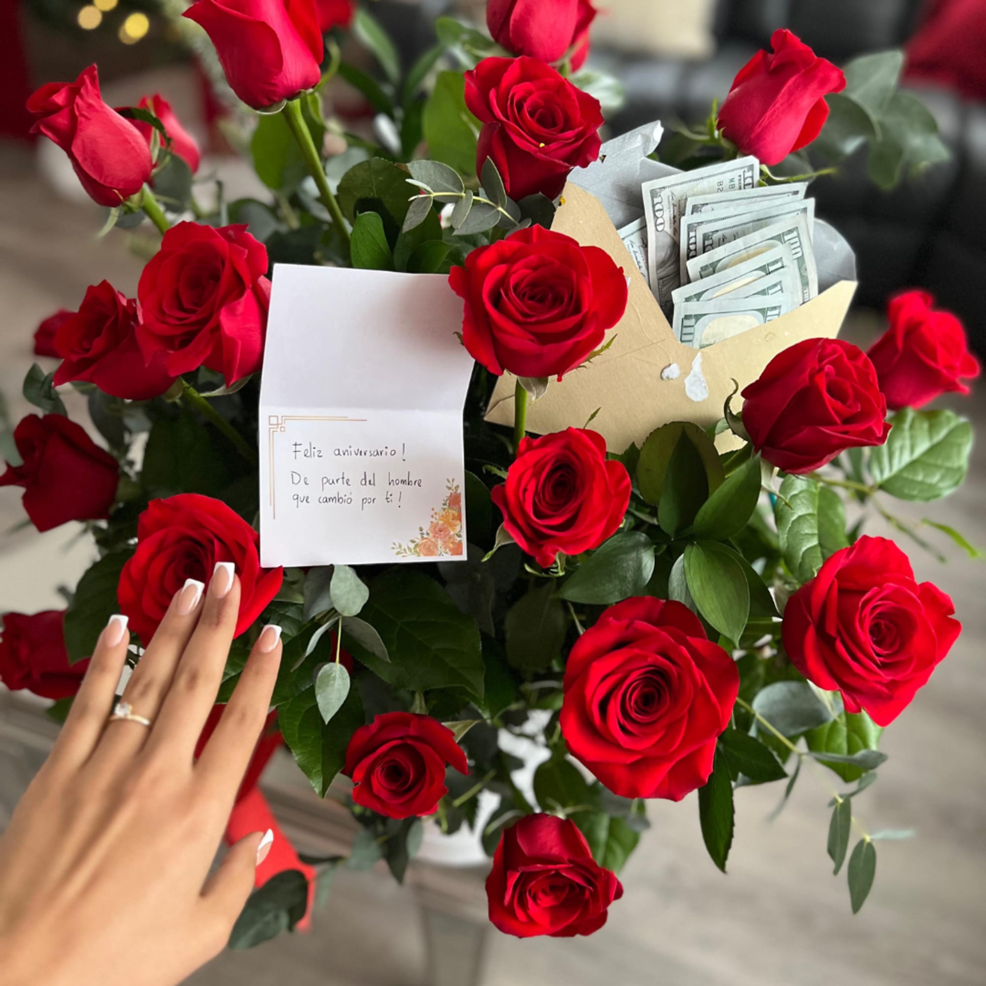 Caja con 24 rosas y eucalipto