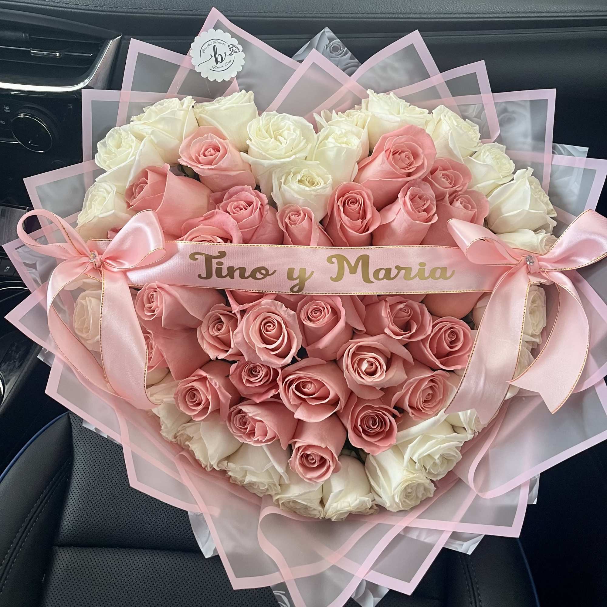 Este producto lo tenemos disponible solo en 50 rosas y100 rosas