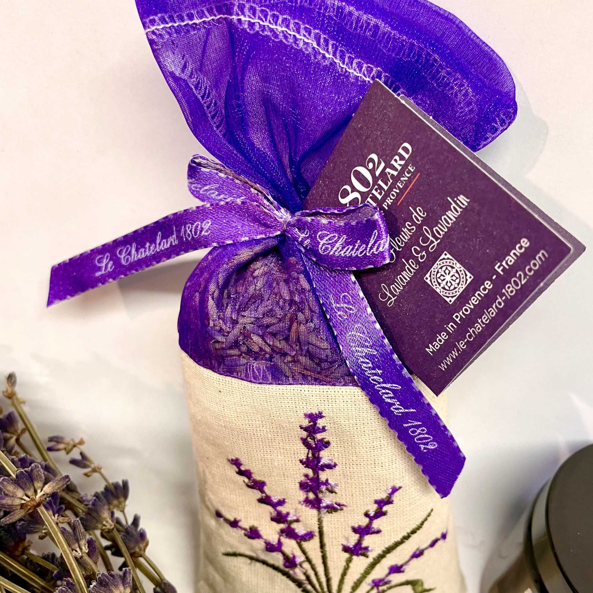 This AMAZINGLY FRAGRANT lovely gift set comes with a bundle off dried