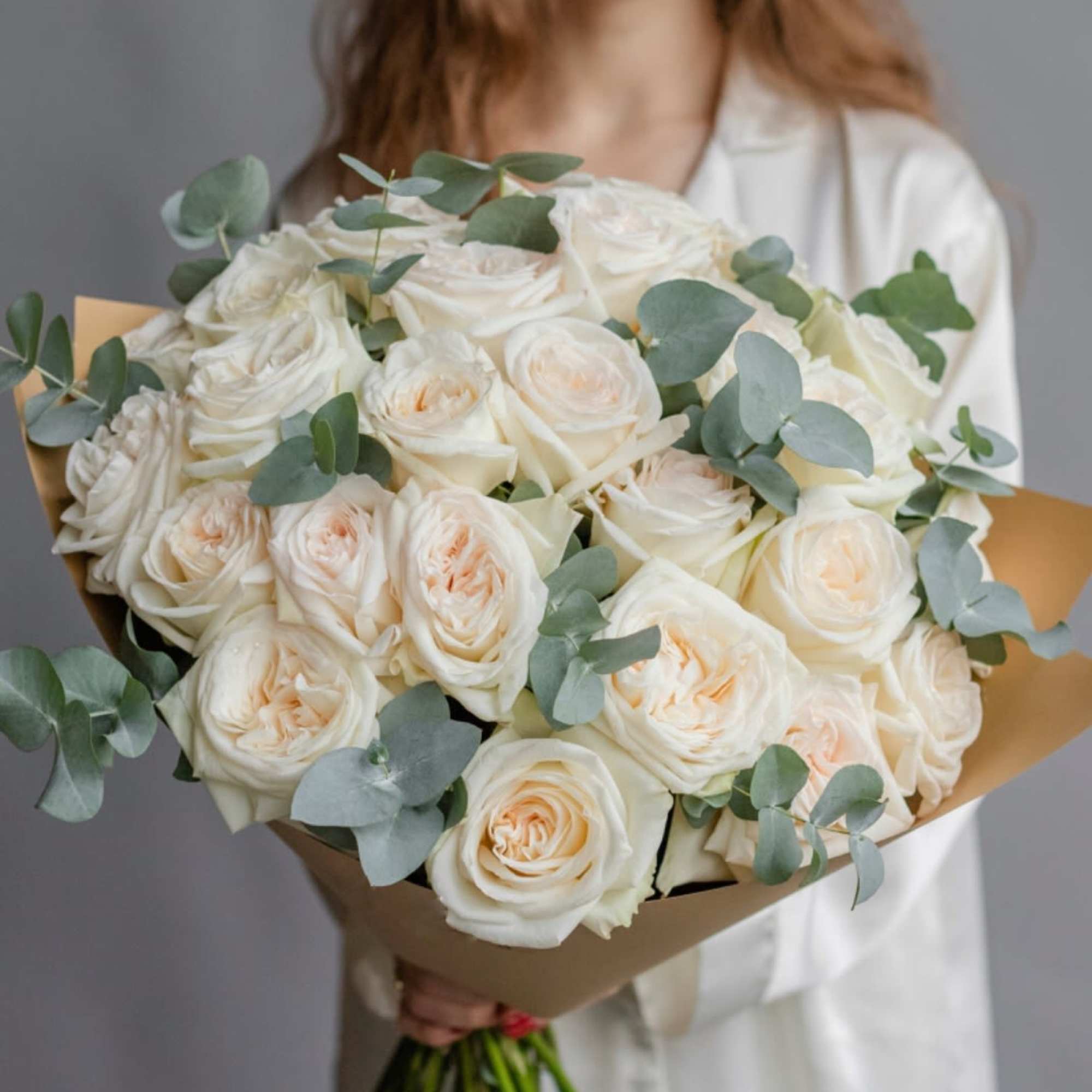 Bouquet of Garden Roses.

Standard size - 24 roses
Deluxe size - 36 roses
Premium