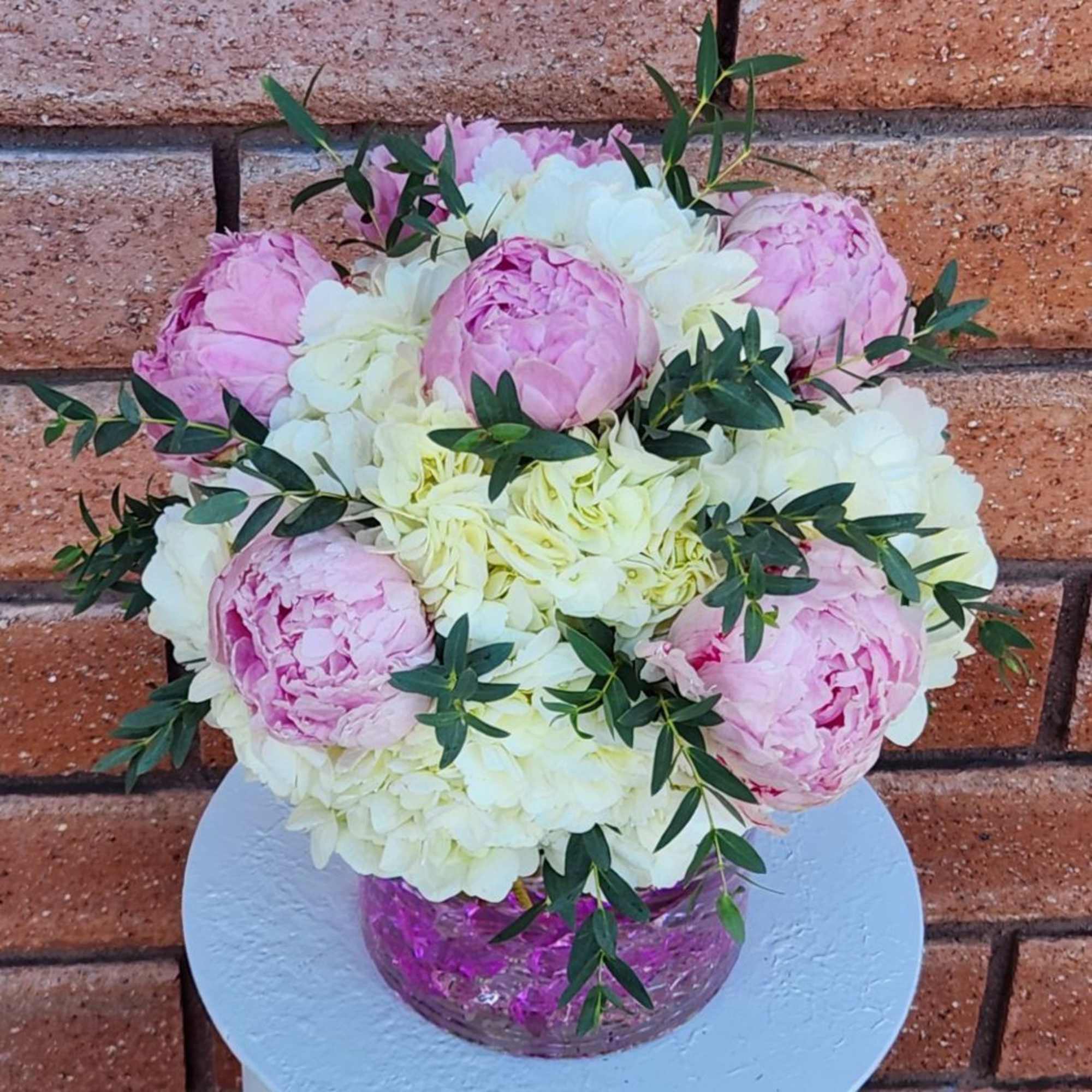 Elegant Hydrangea &amp; Peony Flower Arrangement with Eucalyptus in Clear Glass Vase

Bring