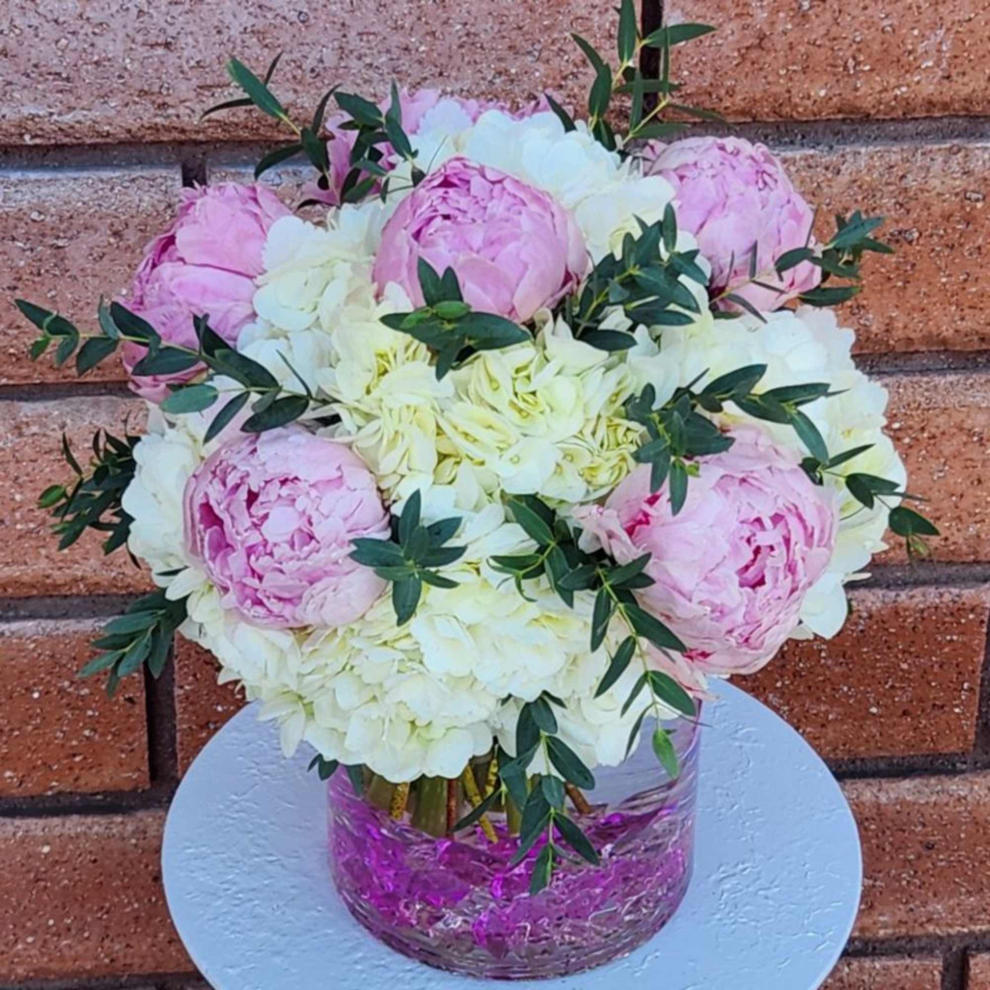 Elegant Hydrangea &amp; Peony Flower Arrangement with Eucalyptus in Clear Glass Vase

Bring