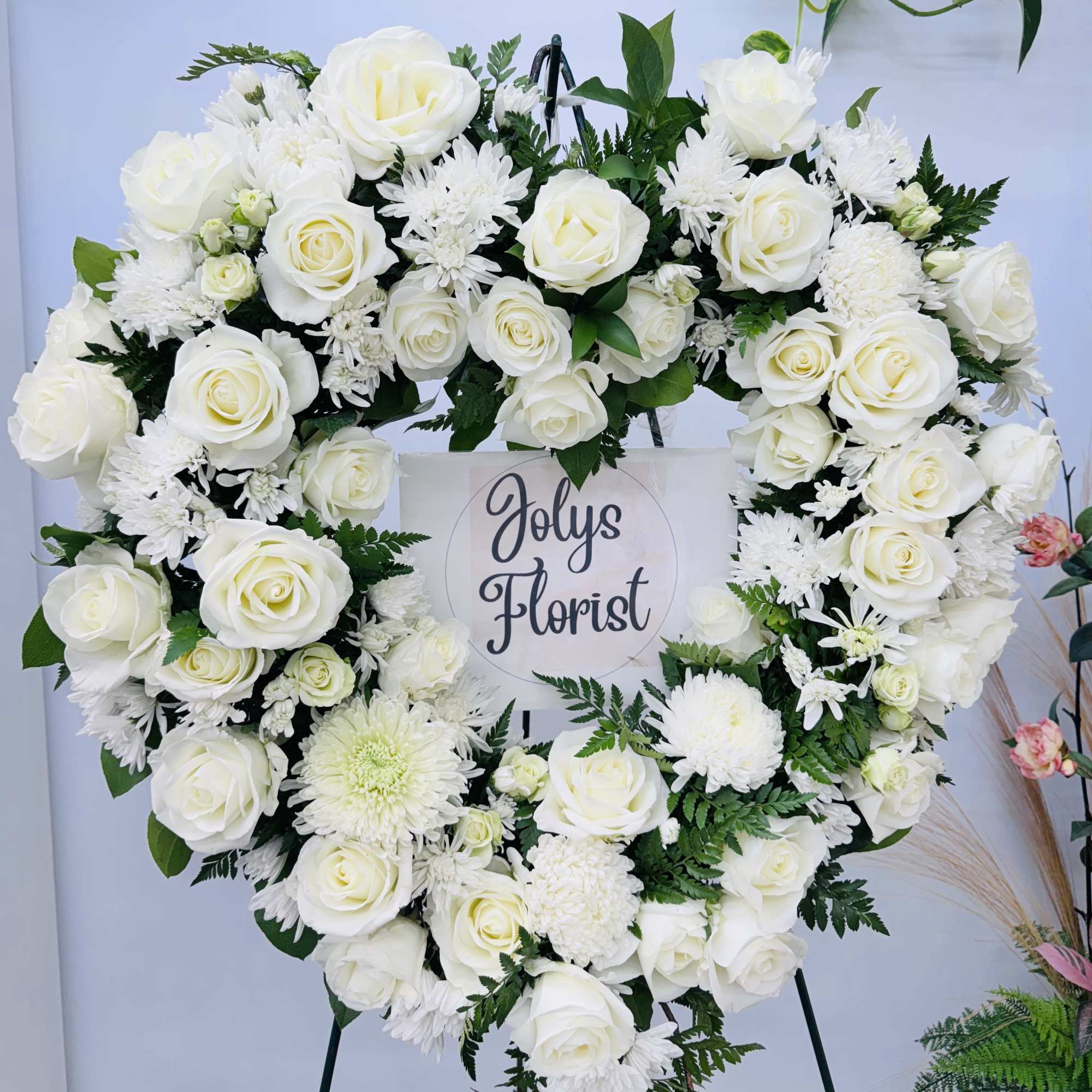 An all white tribute, this heart shaped easel shows your everlasting love.