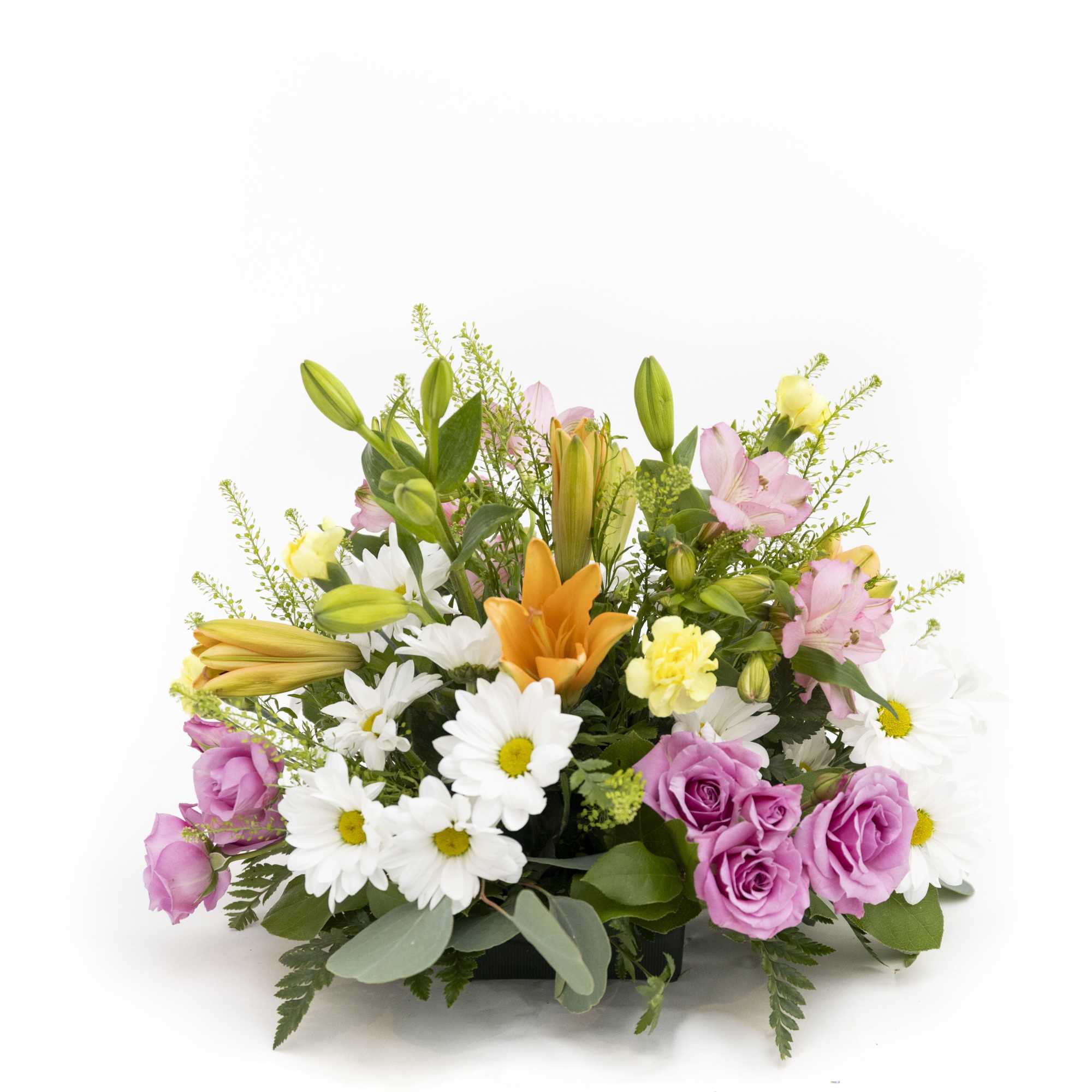 This round spring centerpiece is the perfect addition to any spring table.