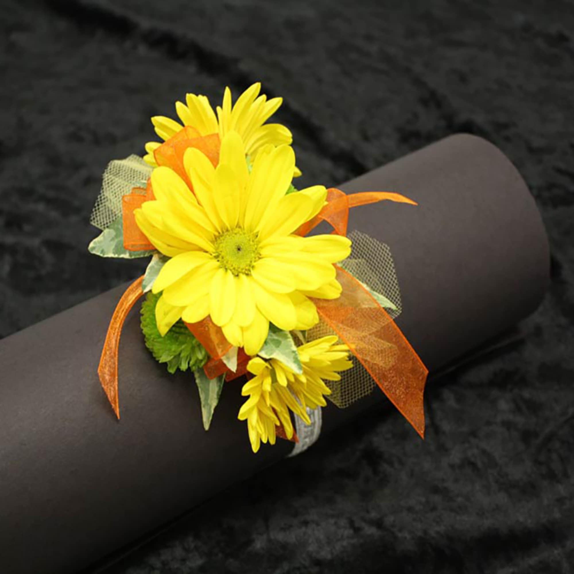 Achieve a minimalistic and elegant look with our contemporary daisy wristlet. Perfect