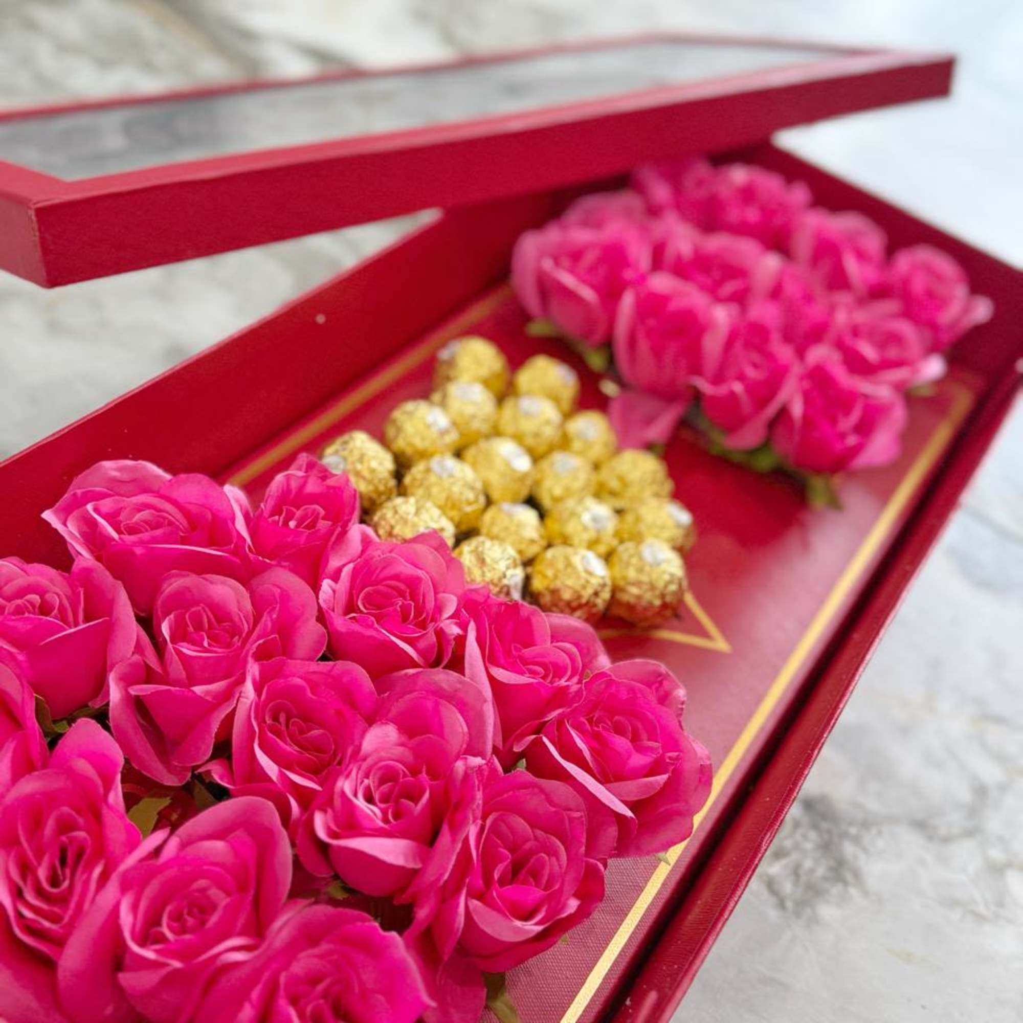 Surprise mom with this luxurious box that perfectly combines elegance and sweetness.