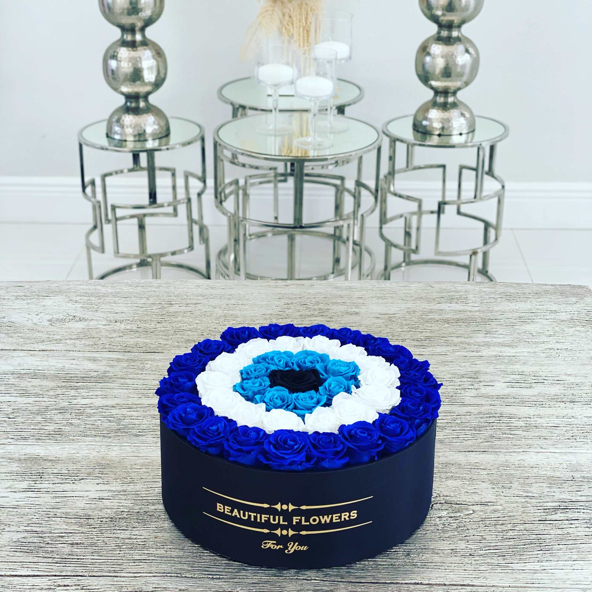 Magnificent arrangement of long-lasting preserved roses, last approx. 3 years. 
