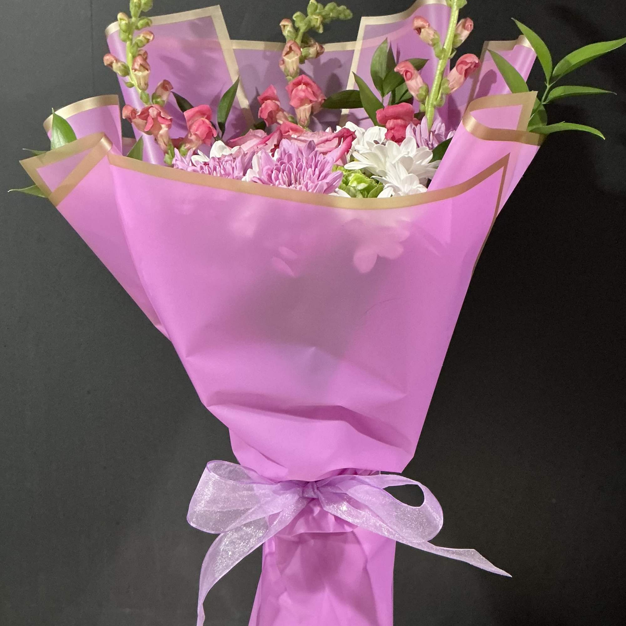 This purple floral arrangement it&rsquo;s perfect gift for women day or any
