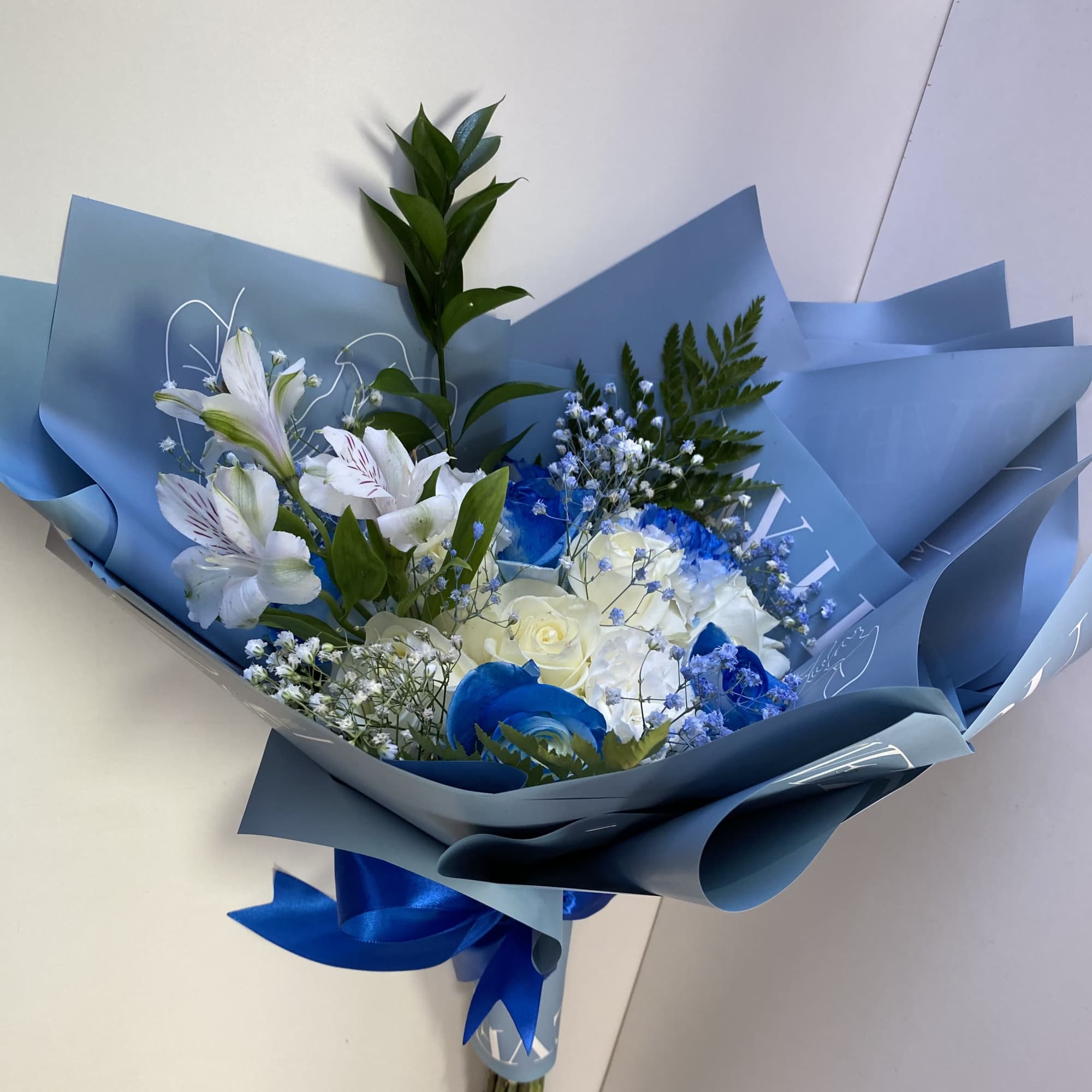 Bouquete with 4 white Roses, 4 blue Roses, 4 white carnation, 