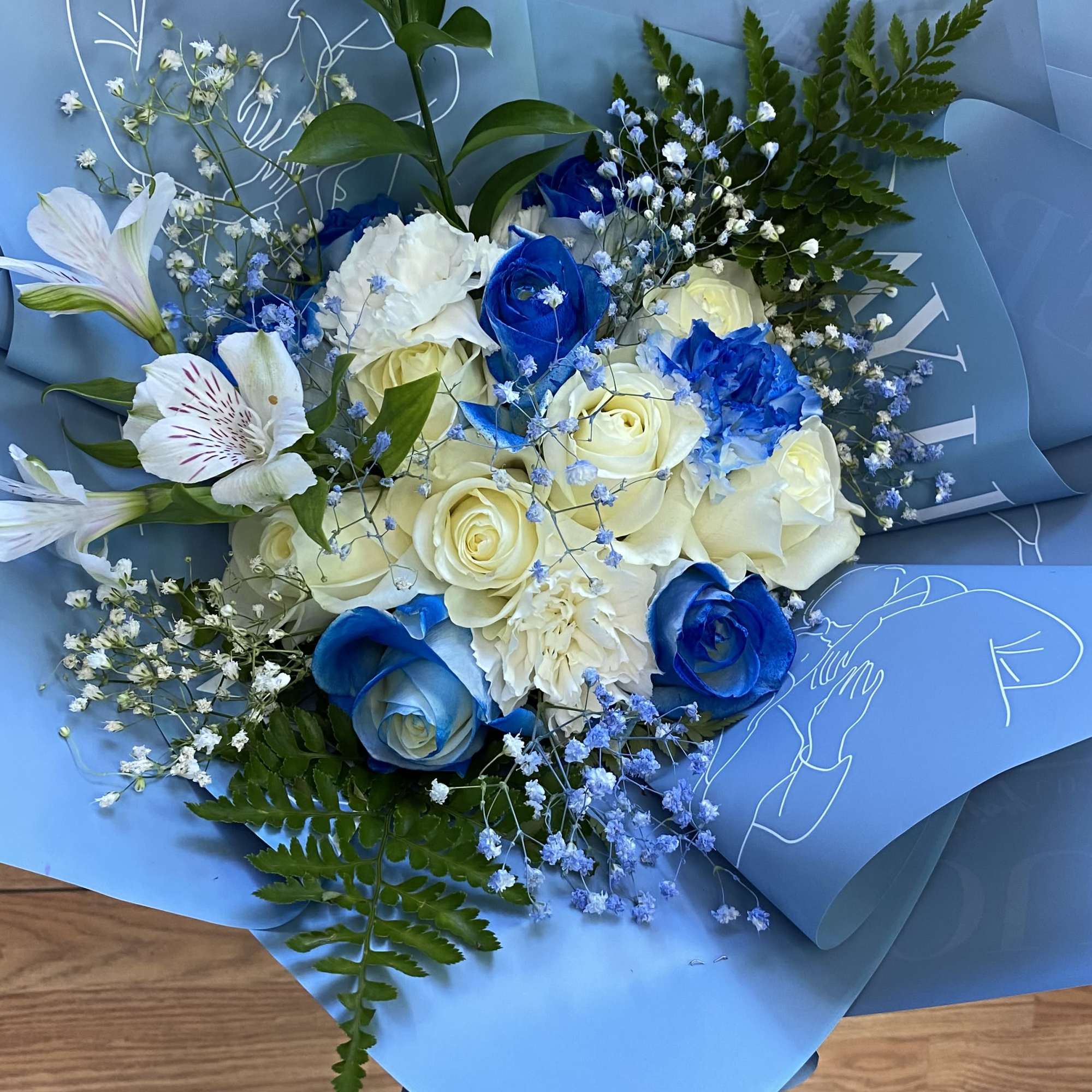 Bouquete with 4 white Roses, 4 blue Roses, 4 white carnation, 