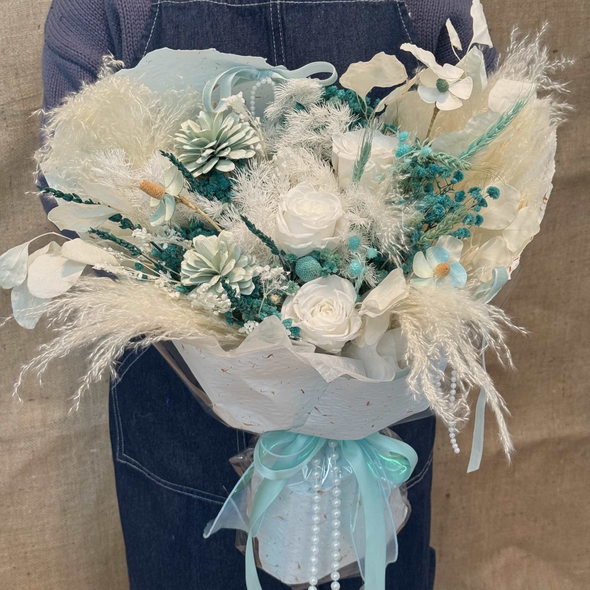 This is a fresh and natural mint green and white immortal flower/dried