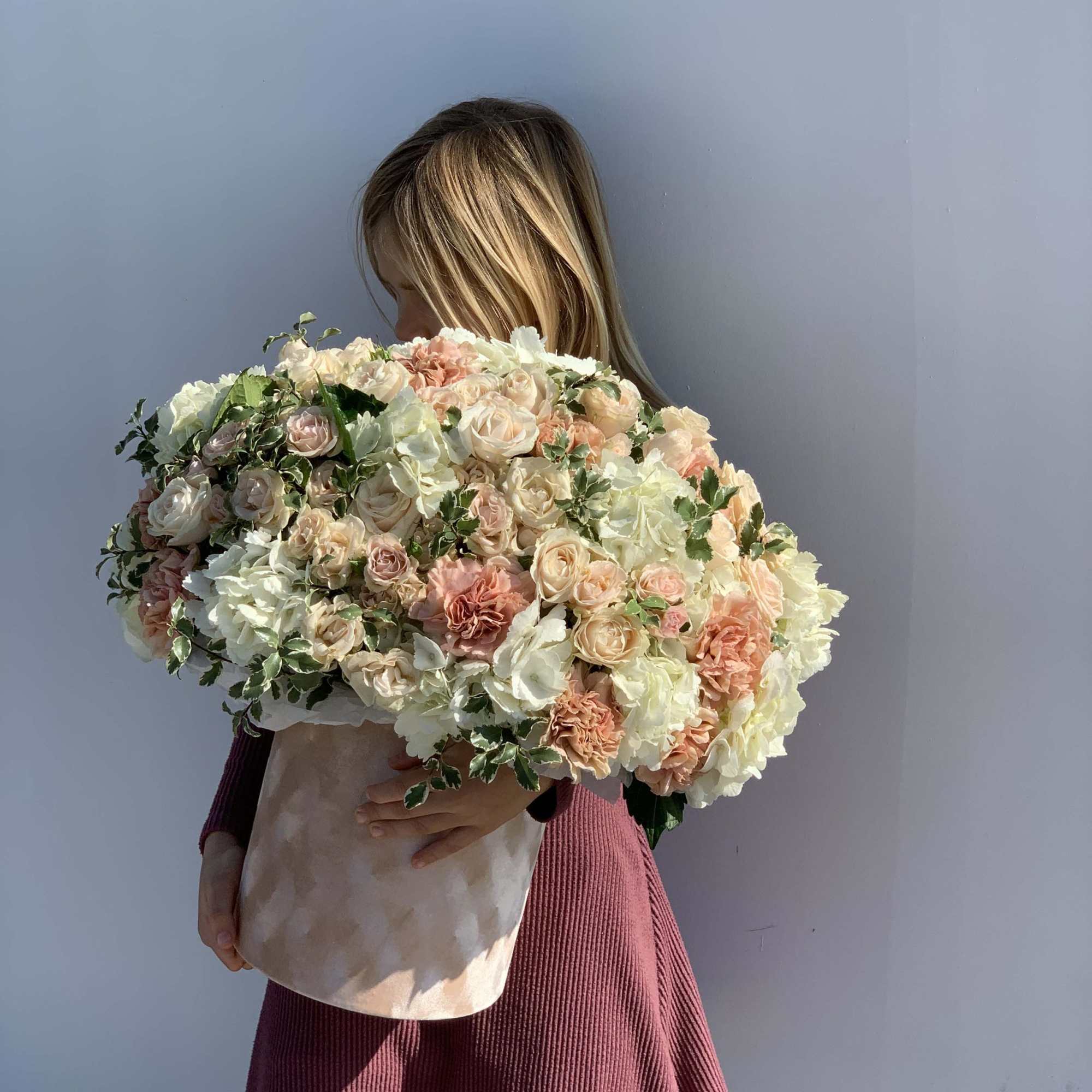 This tender box with white roses, spray roses, hydrangeas, carnations will be
