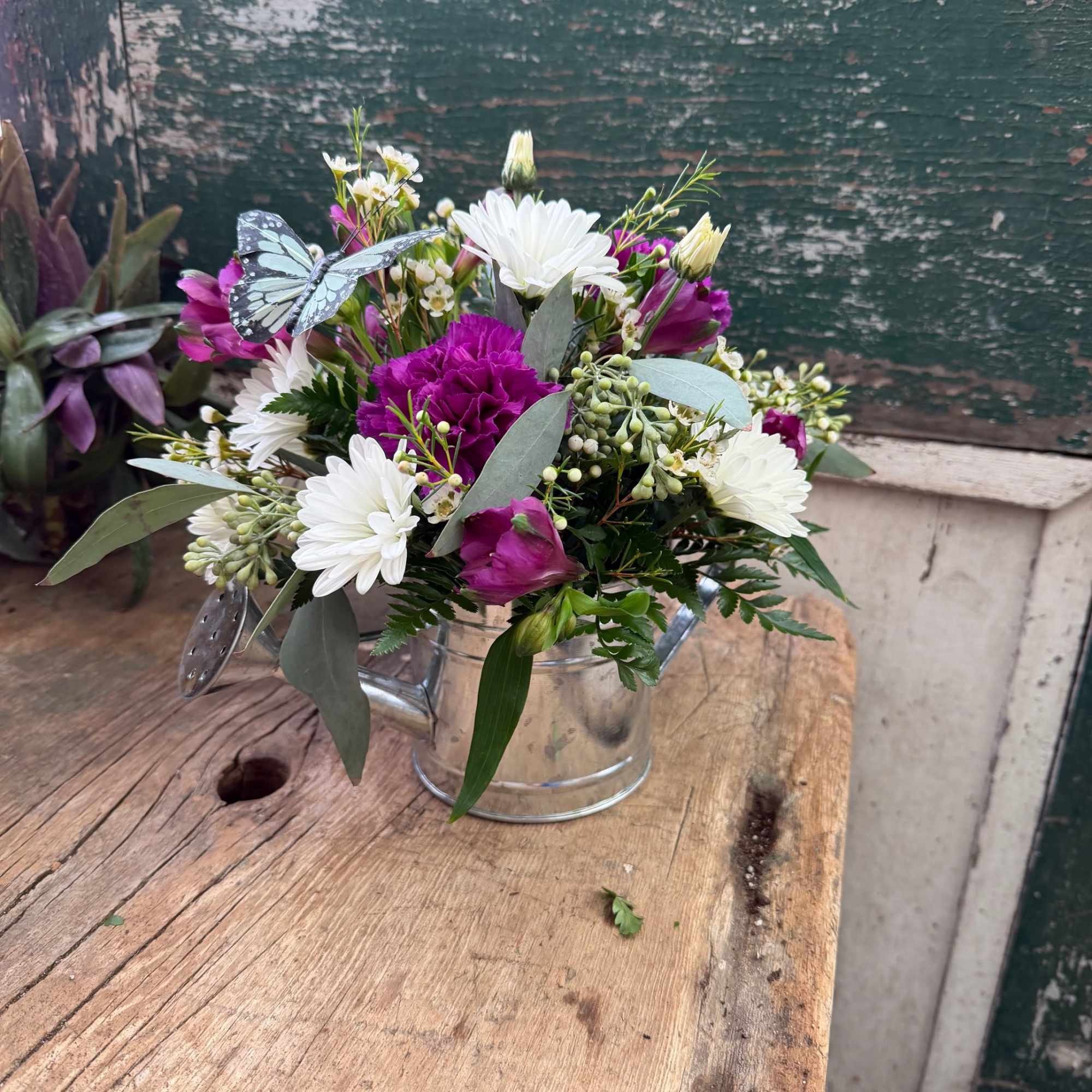 Bouquet of white and magenta flowers in a clear glass vase
