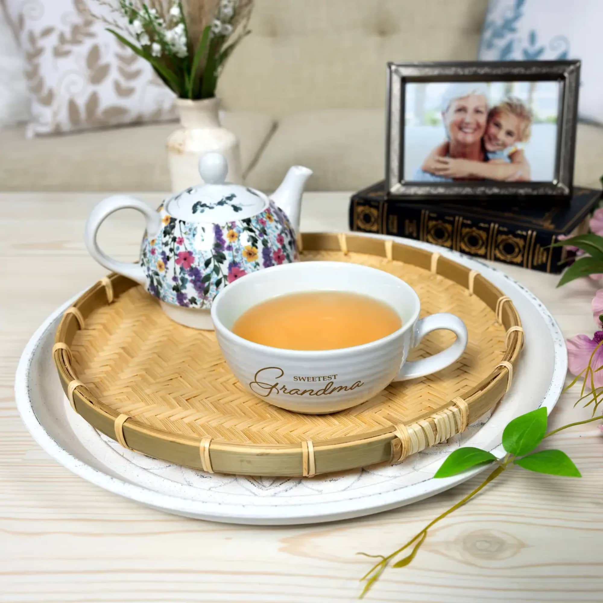 This beautifully crafted 2-piece tea-for-one set is made from premium stoneware, ensuring