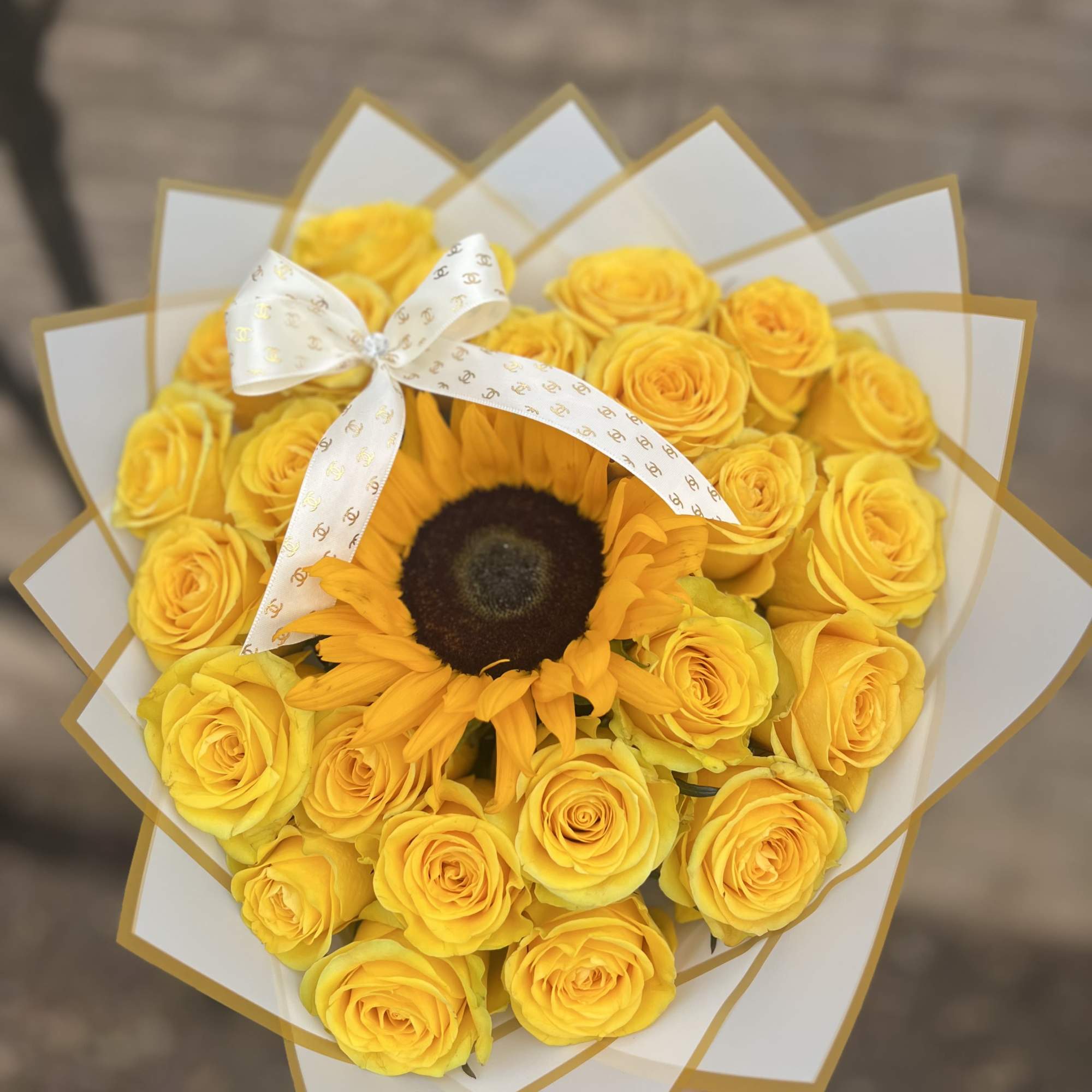 
A playful yet elegant bouquet that radiates charm and warmth. Golden yellow