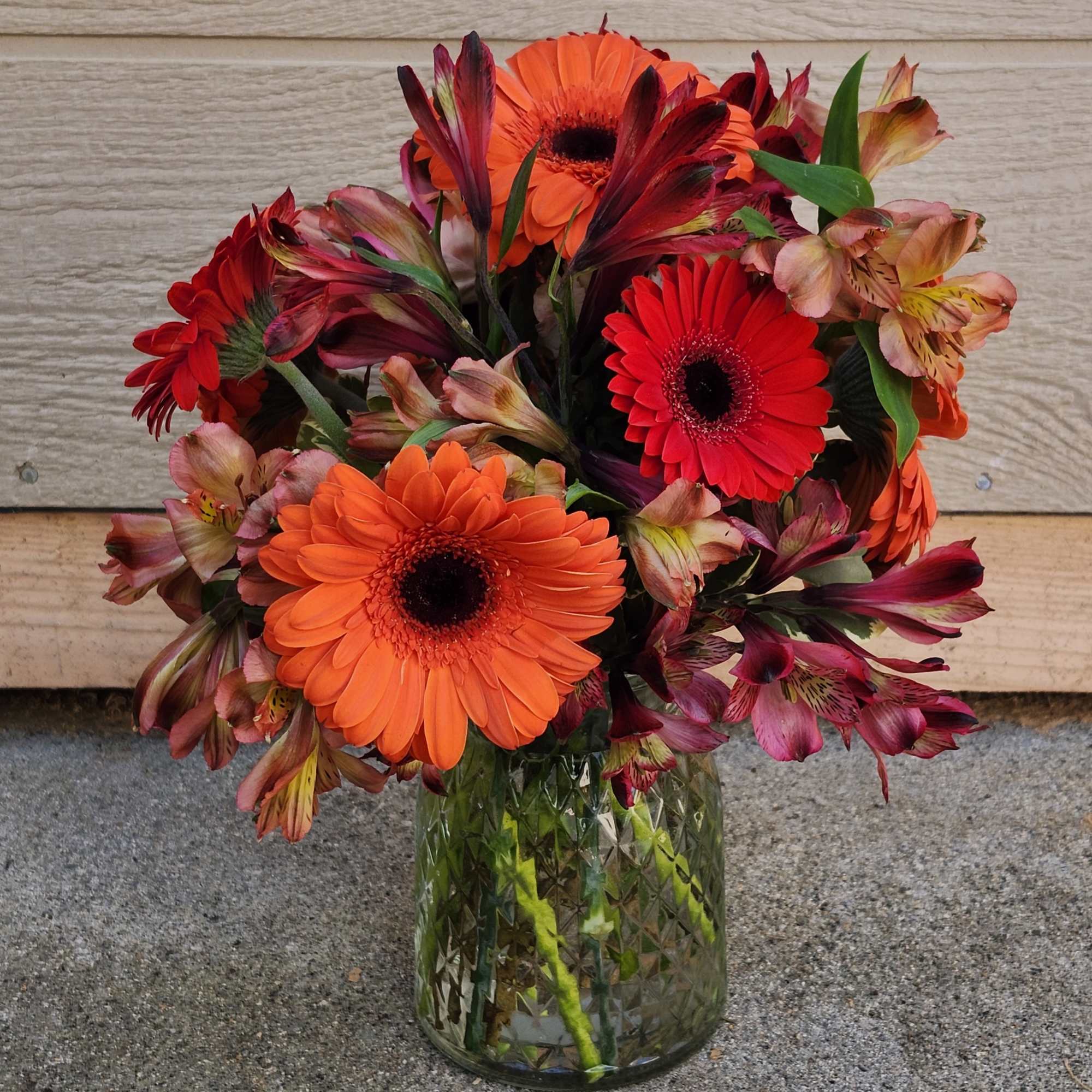 This cinnamon-colored arrangement is a perfect taste of fall. Perfect for any