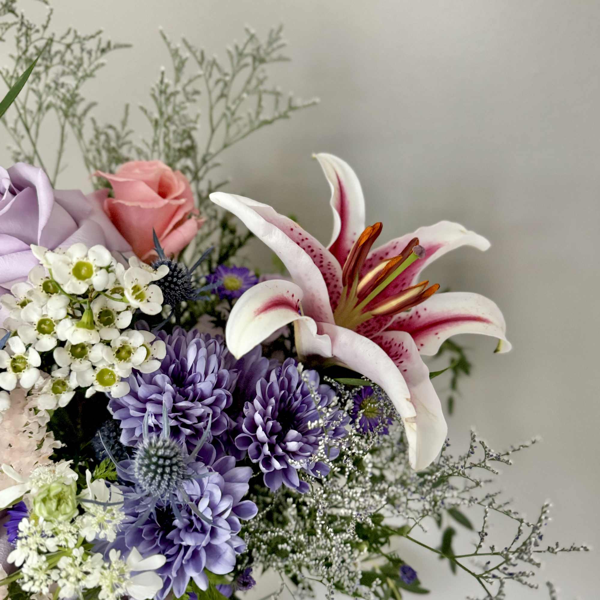 Feel the lovely days of Spring with these beautiful arrangement featuring flowers