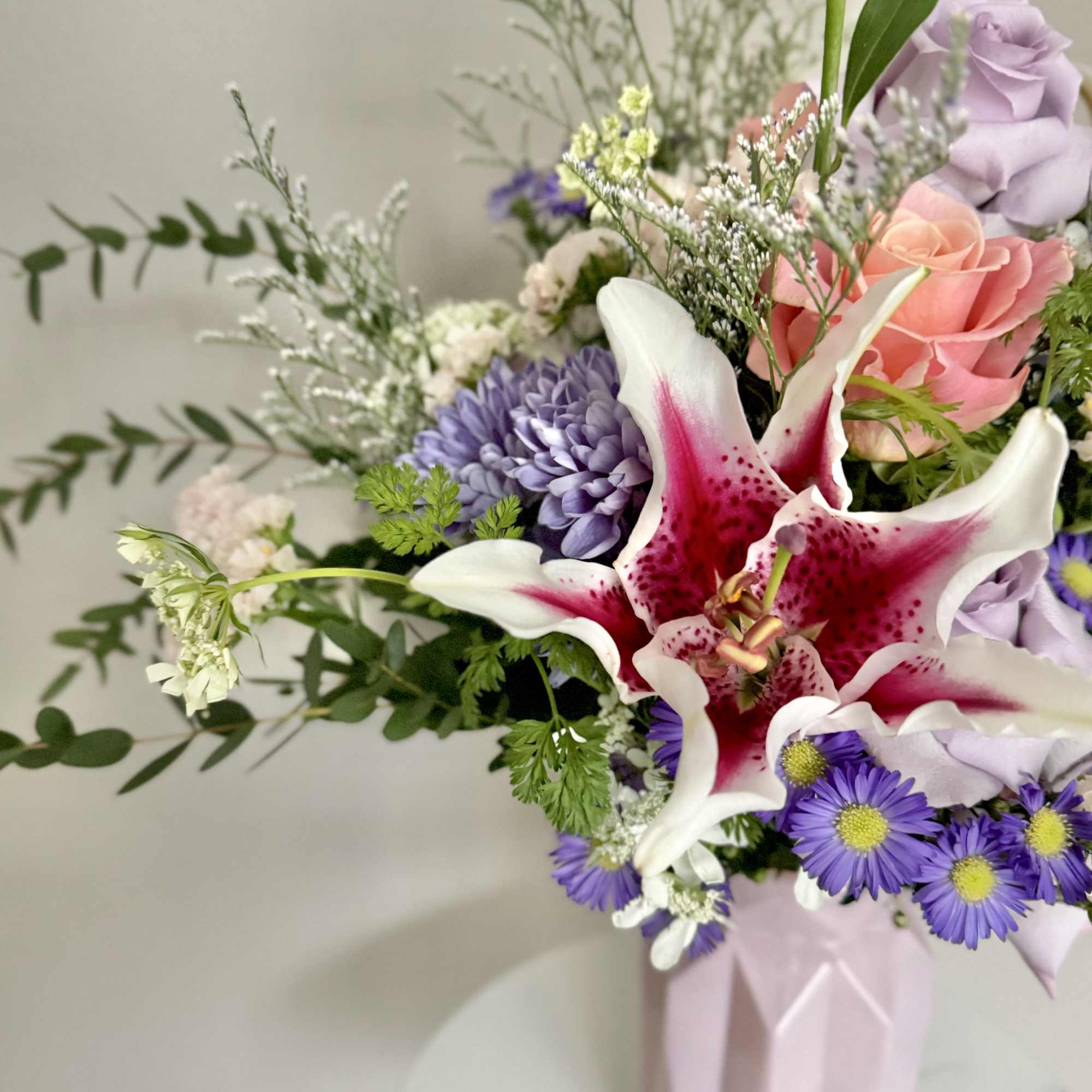 Feel the lovely days of Spring with these beautiful arrangement featuring flowers
