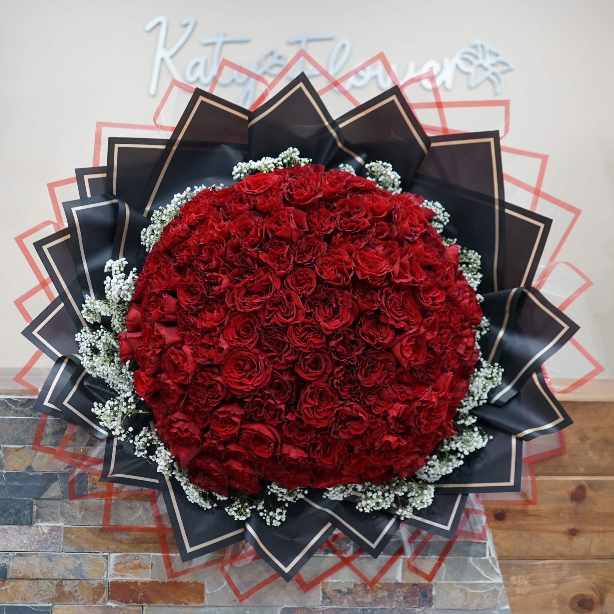 150 roses, perfectly designed into a beautiful ramo buchon. The perfect arrangement