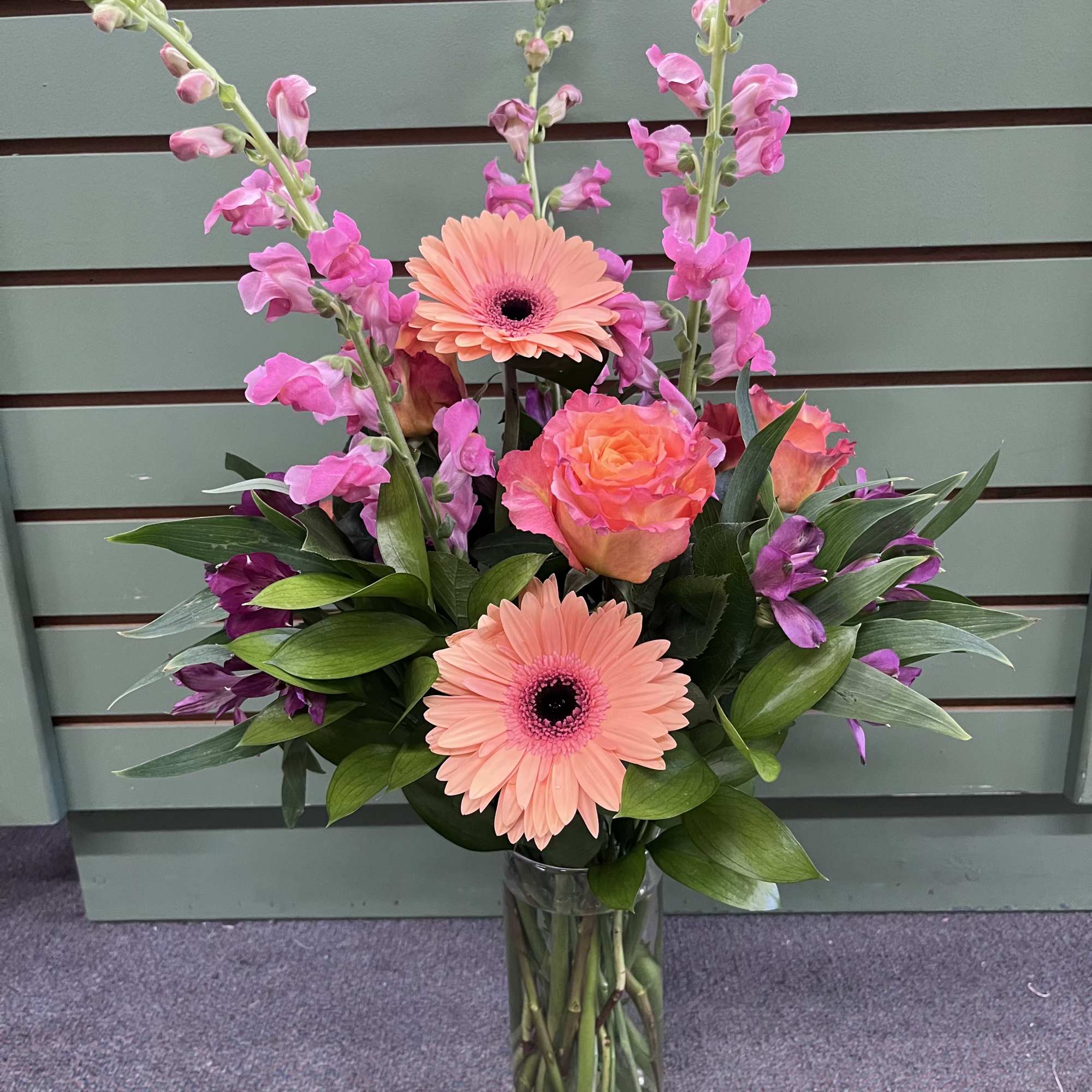 Feel the warmth and joy of spring with this beautiful arrangement! 
Spring