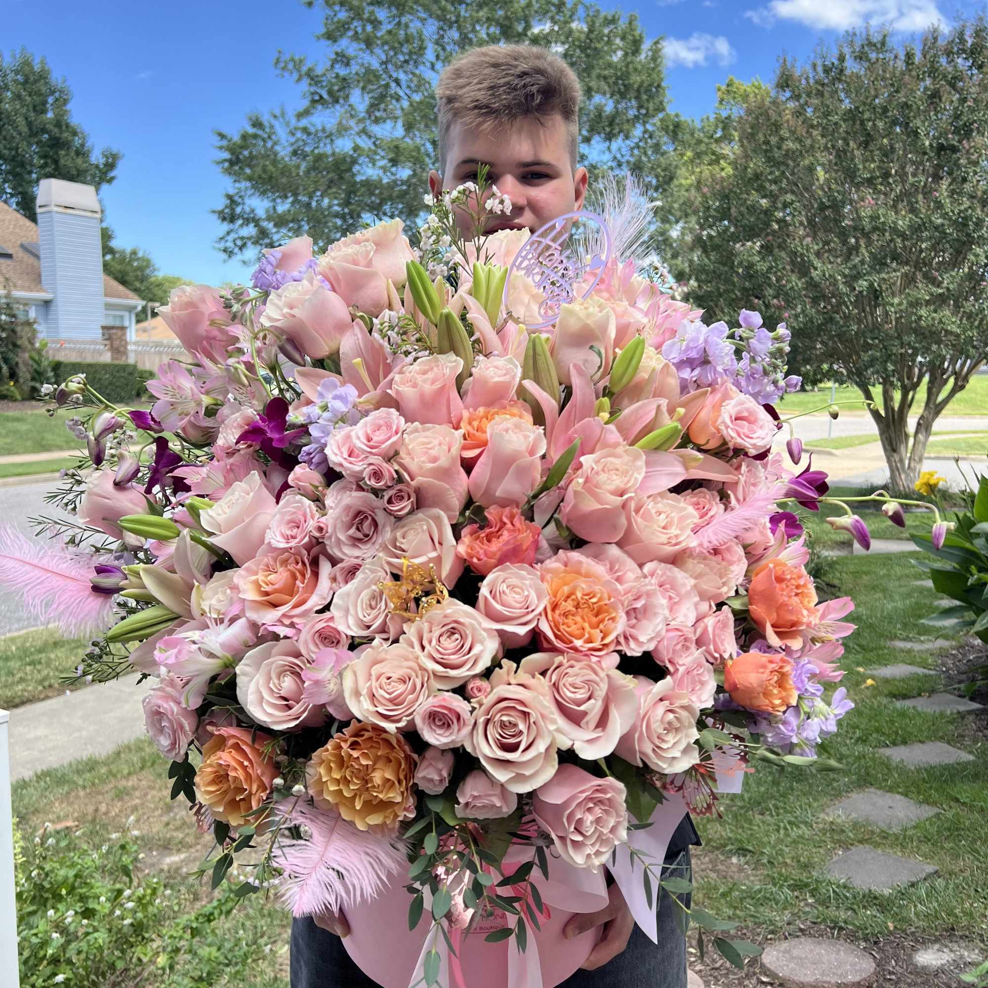 An unforgettable statement of elegance and romance, this oversized luxury flower box