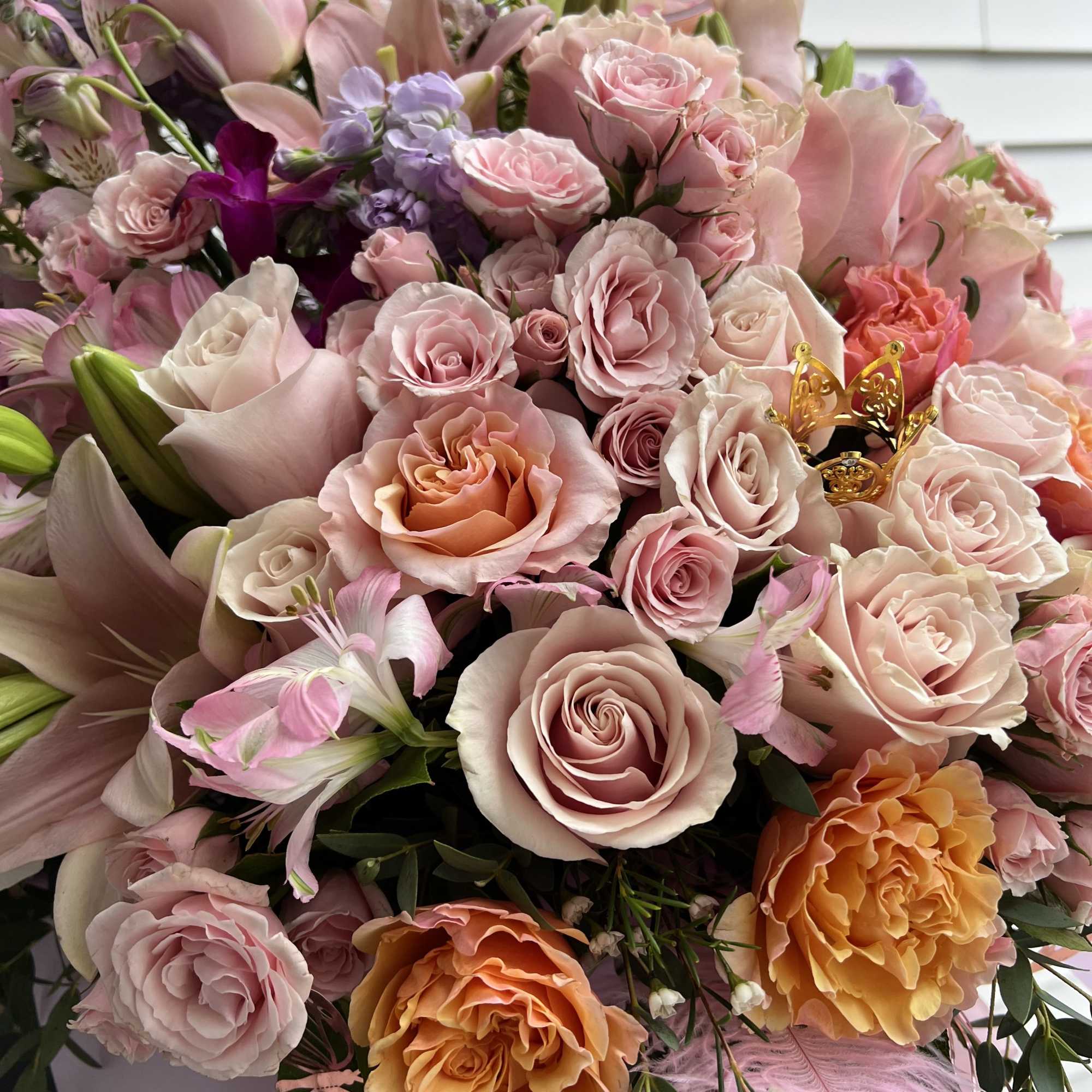 An unforgettable statement of elegance and romance, this oversized luxury flower box