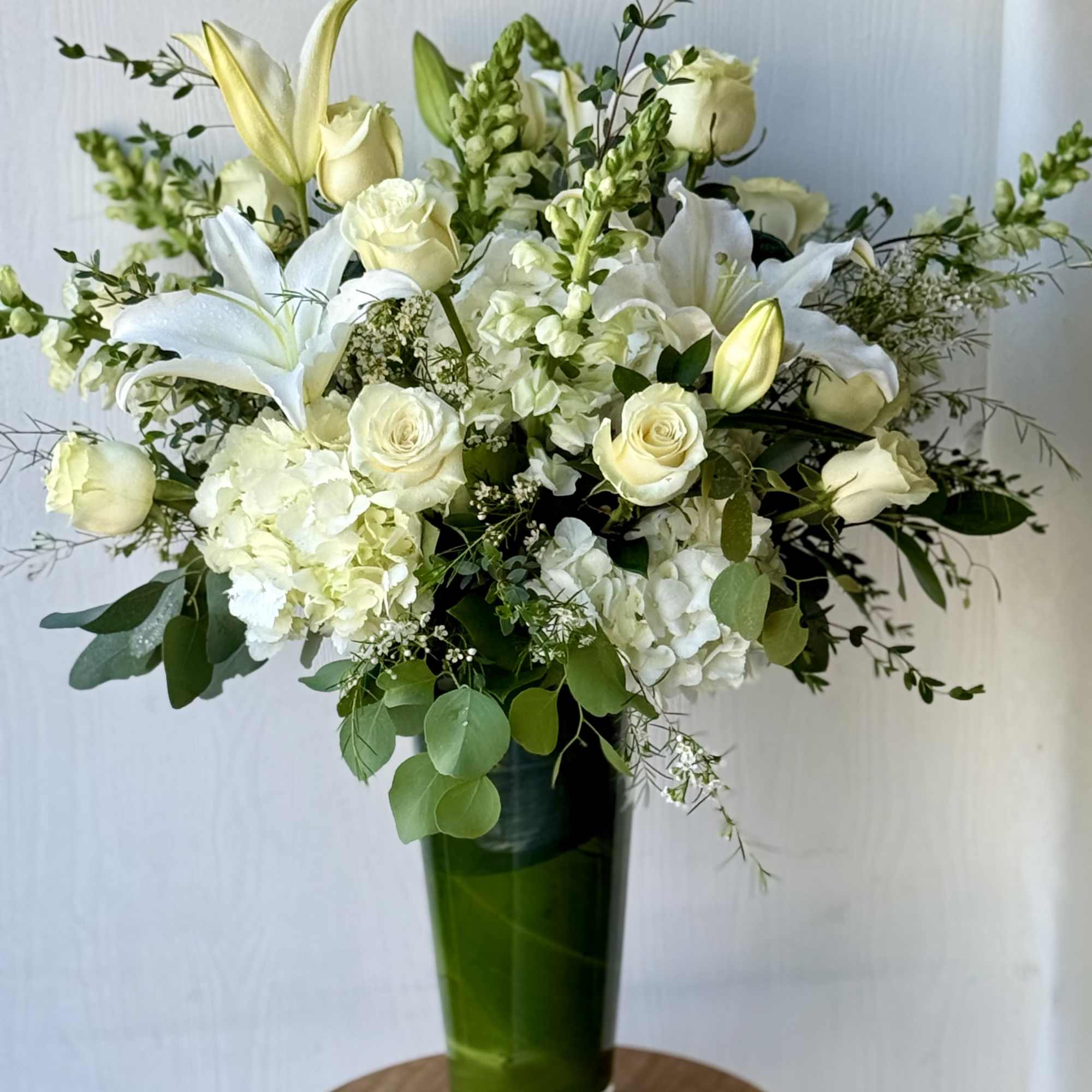 Introducing the Lovely Luxe Bouquet, a stunning and luxurious arrangement that exudes