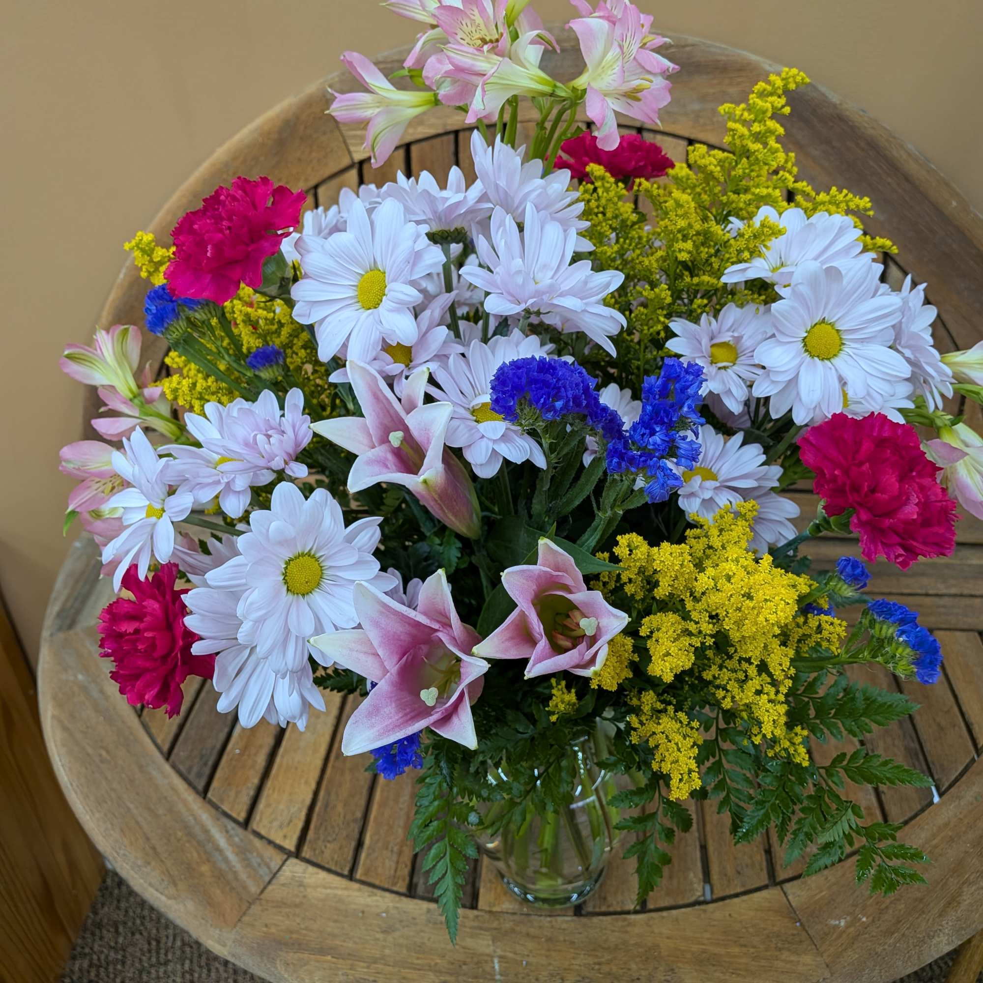 Mixed spring flowers in a vase 