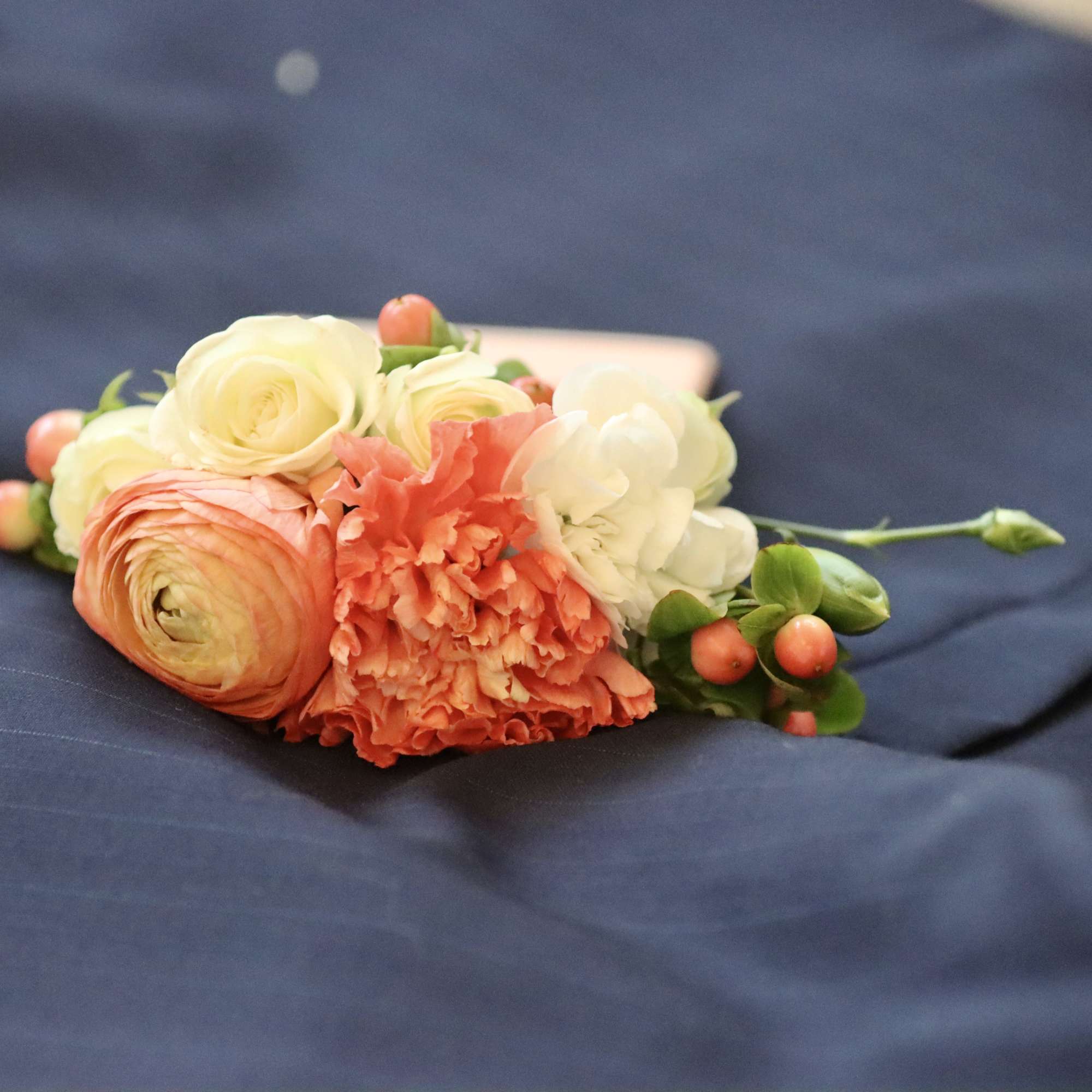 Complete your bridal look with this elegant set, featuring a beautifully coordinated