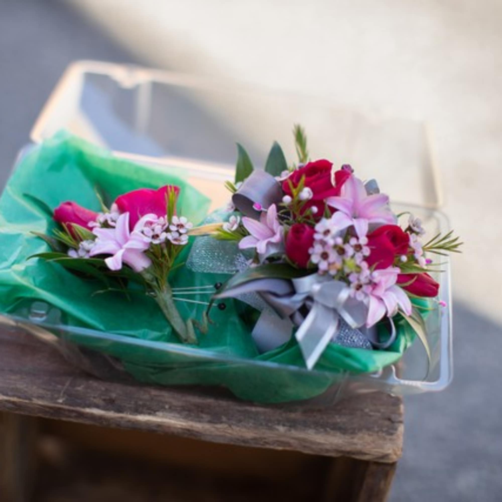 Please let us know the color of your attire for the evening