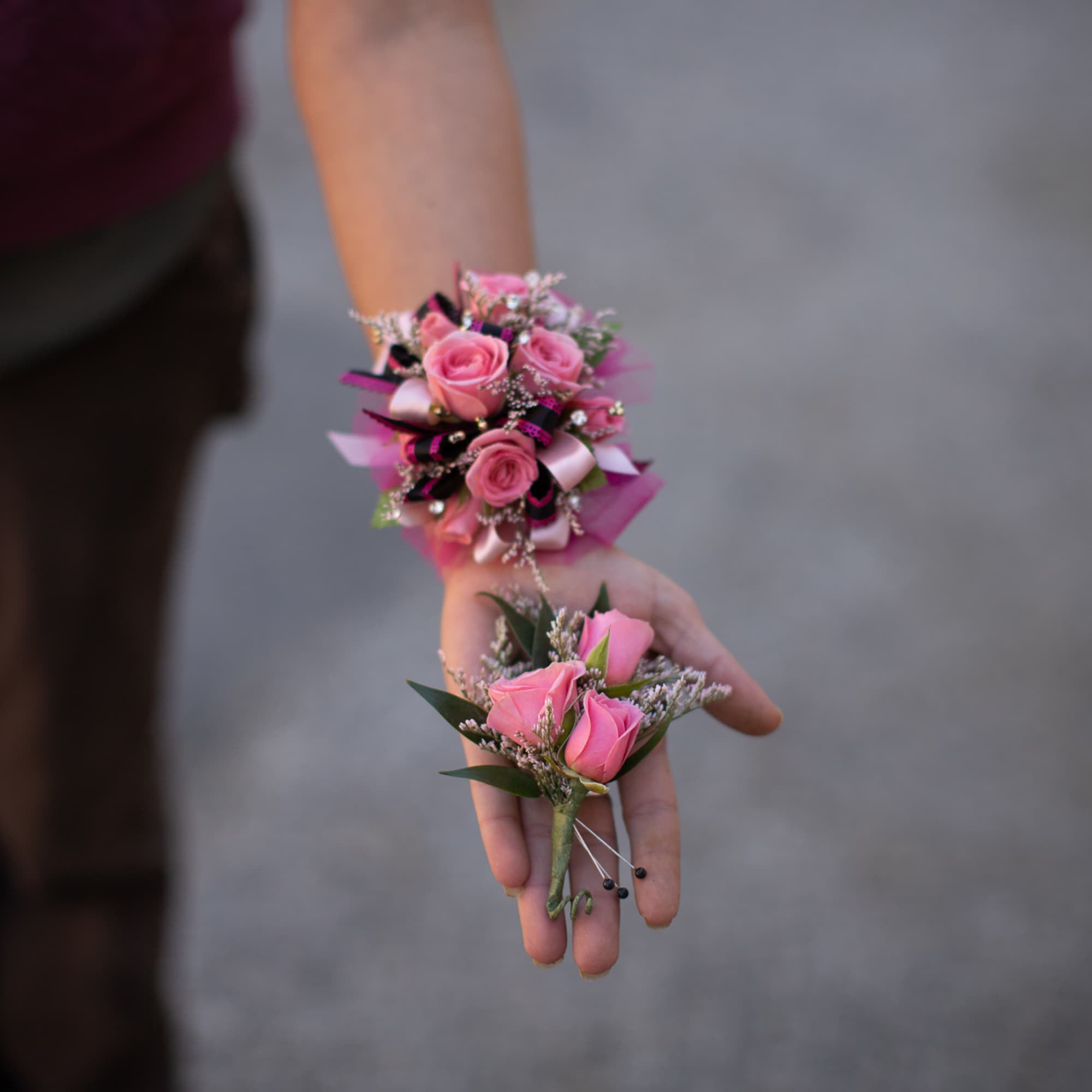 Please let us know the color of your attire for the evening