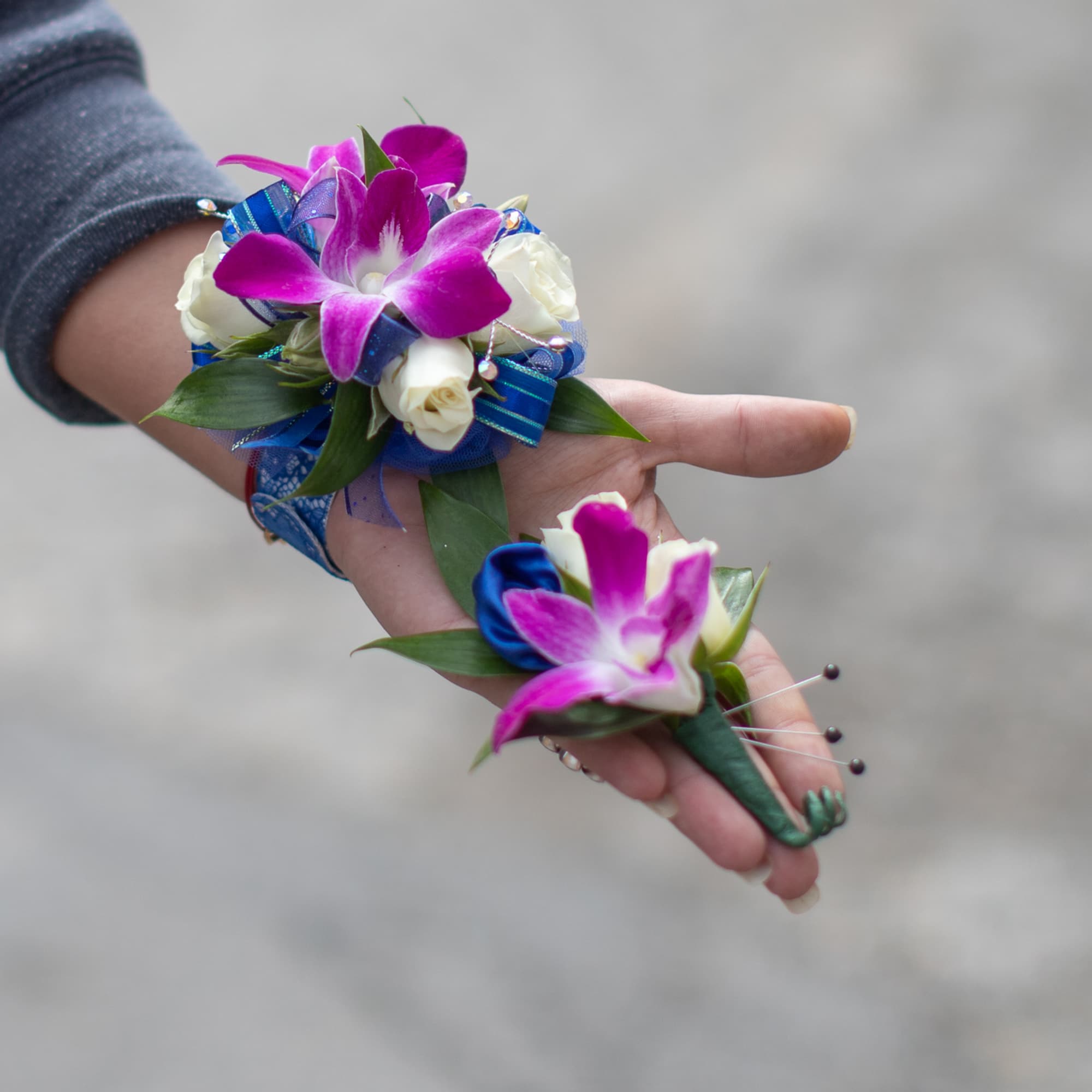 Please let us know the color of your attire for the evening