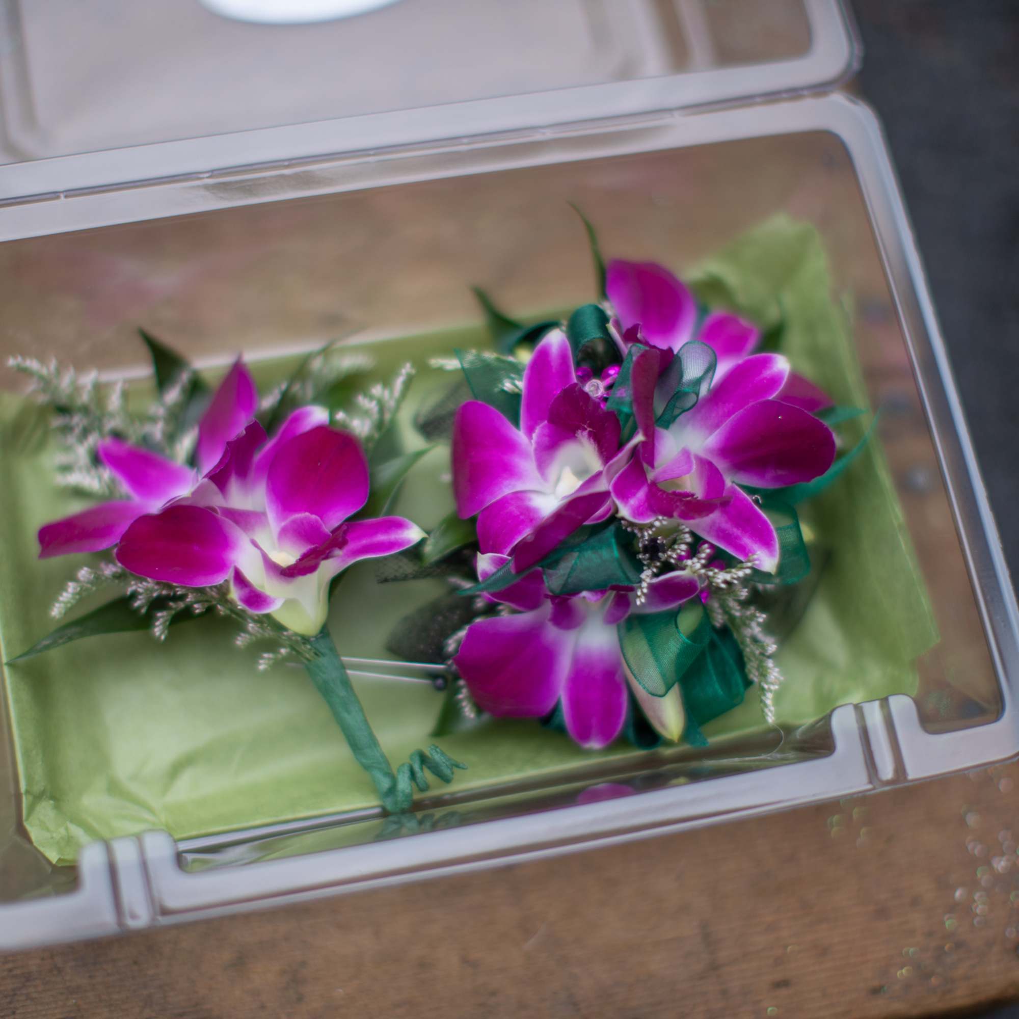 Please let us know the color of your attire for the evening