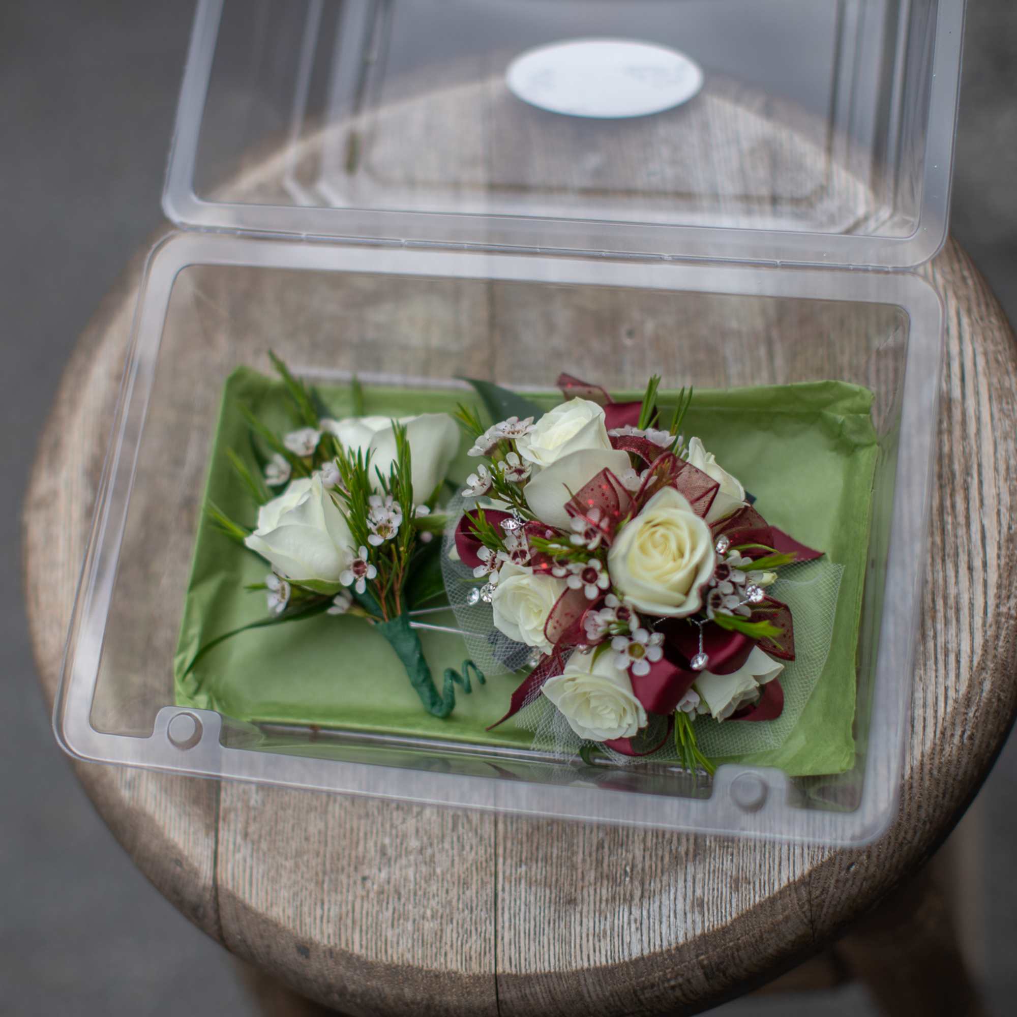 Please let us know the color of your attire for the evening