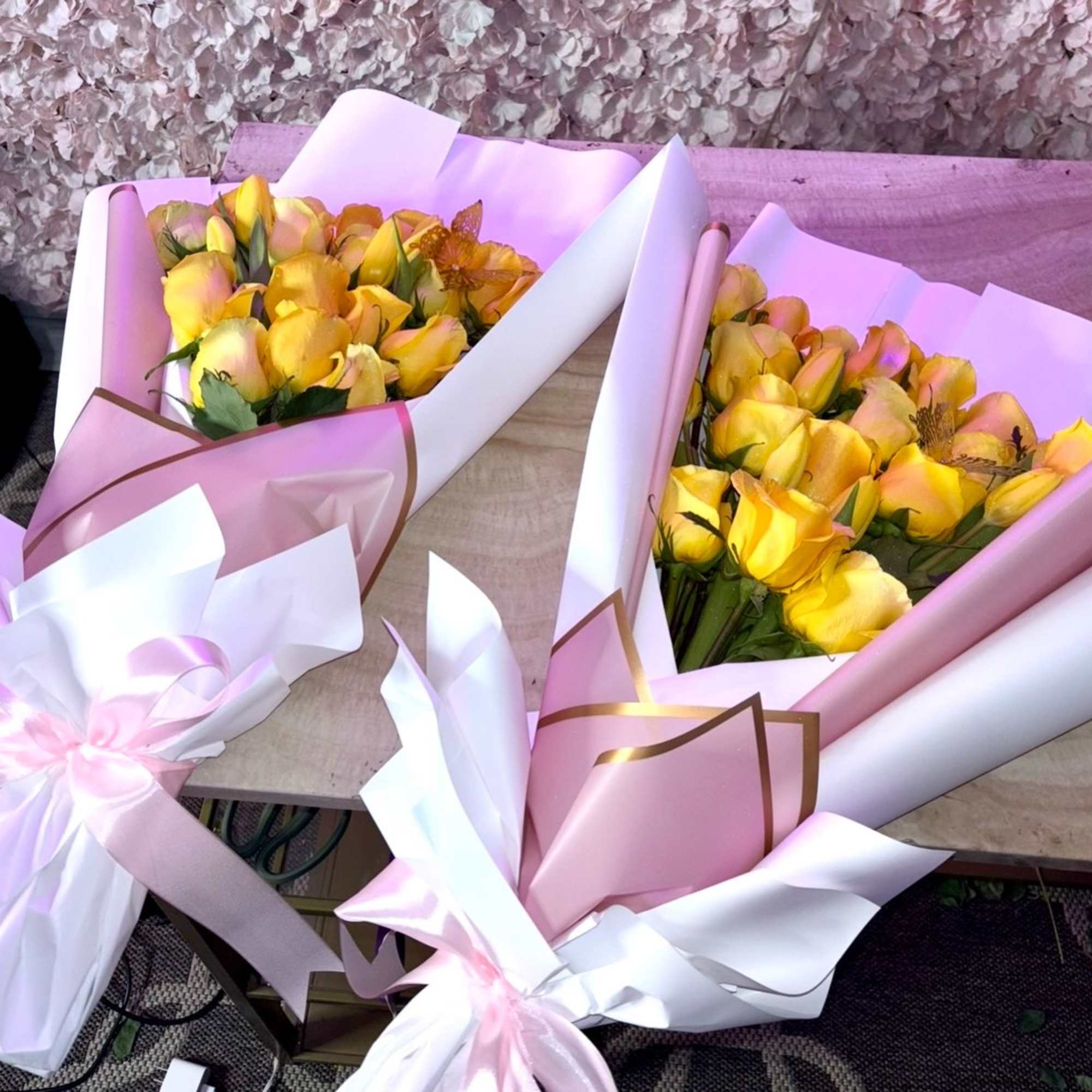 A refined and modern take on classic roses.
This flat bouquet features premium