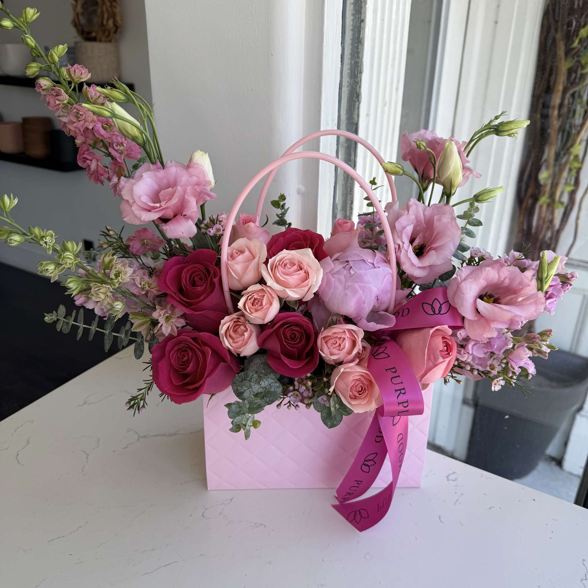 (Flowers can be different)

Chic and charming, the Mini Bag Pink is a