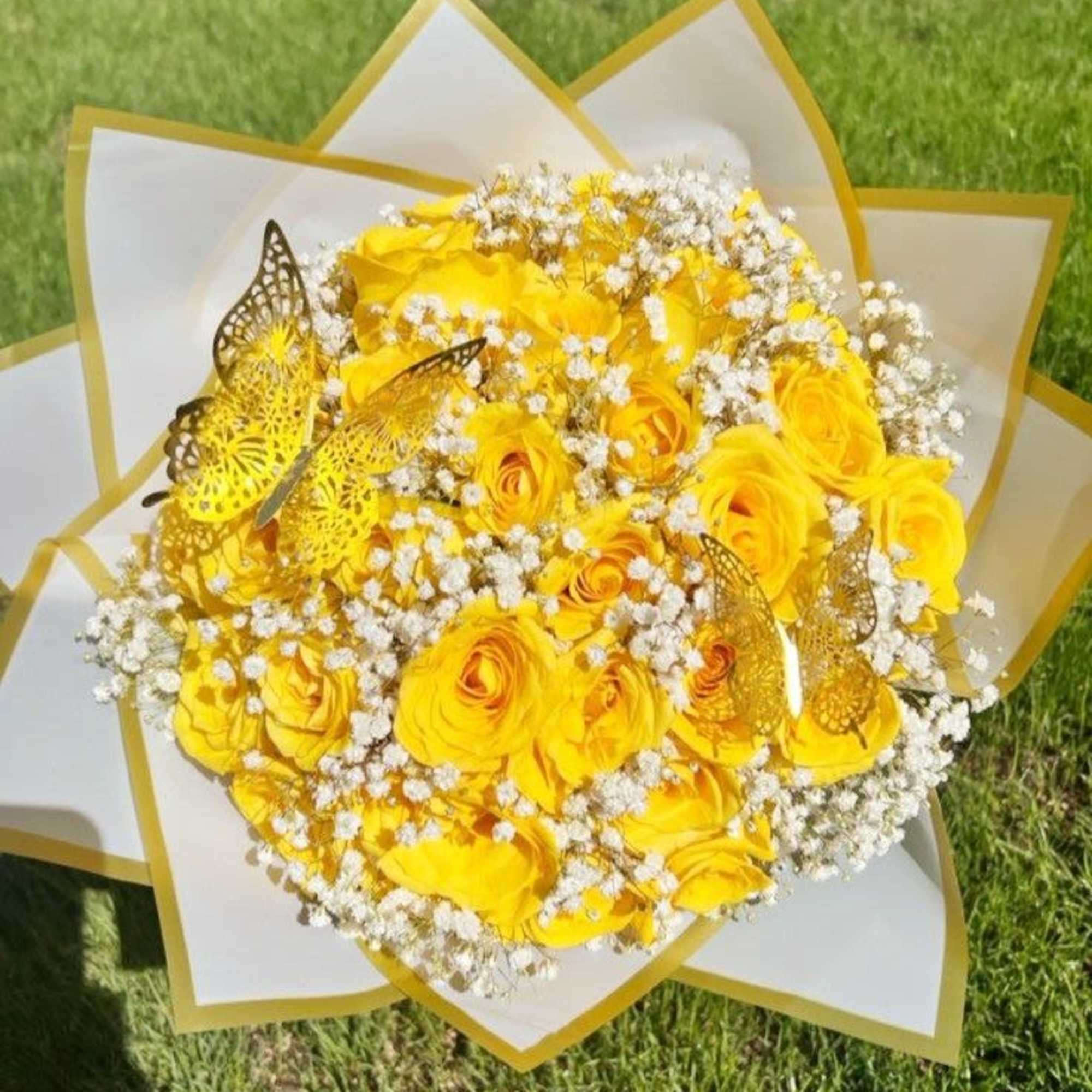 A bright and elegant round bouquet crafted with fresh yellow roses, beautifully
