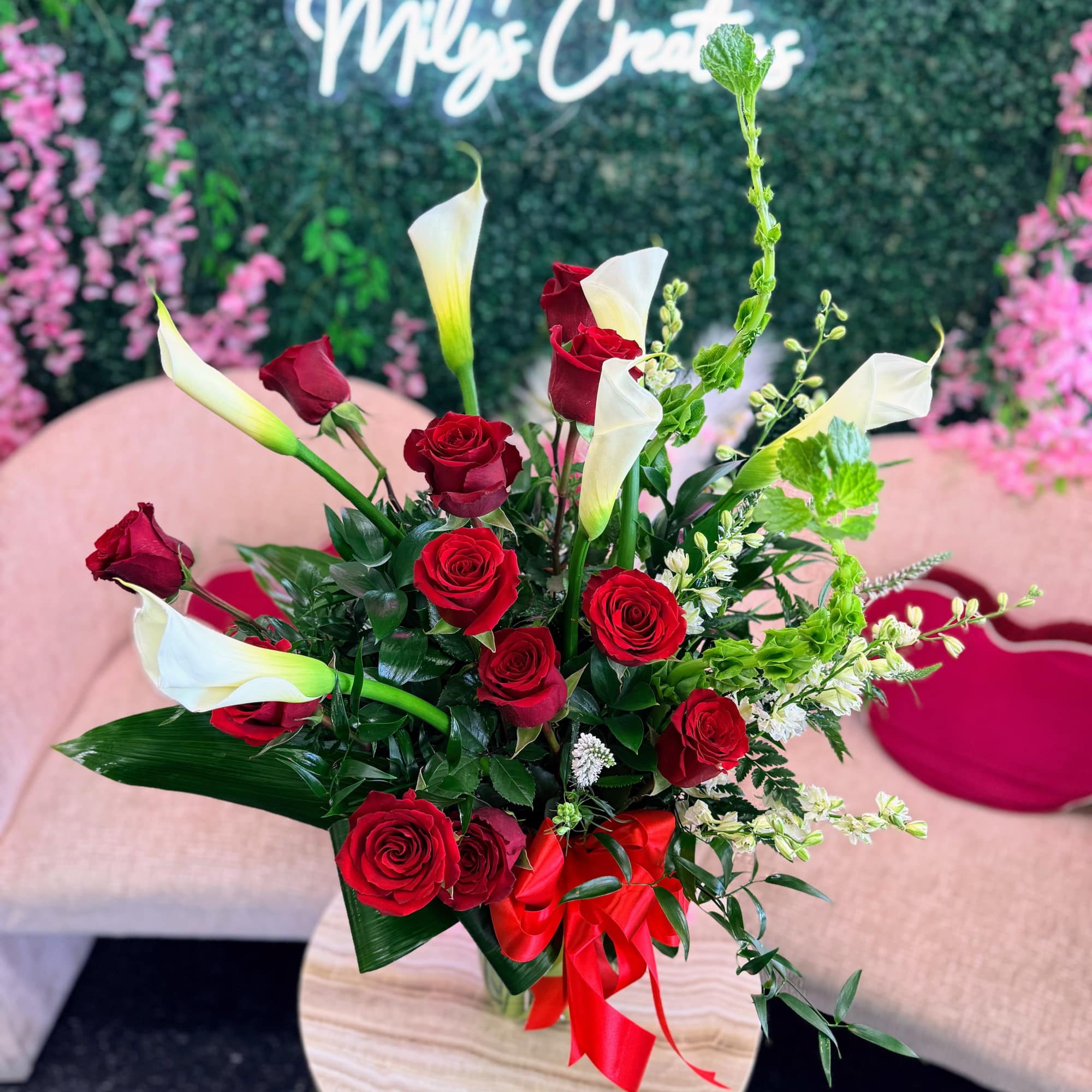 Arrangement

Standard
12 red roses &amp; 6 white calla lilies
A beautiful and balanced arrangement