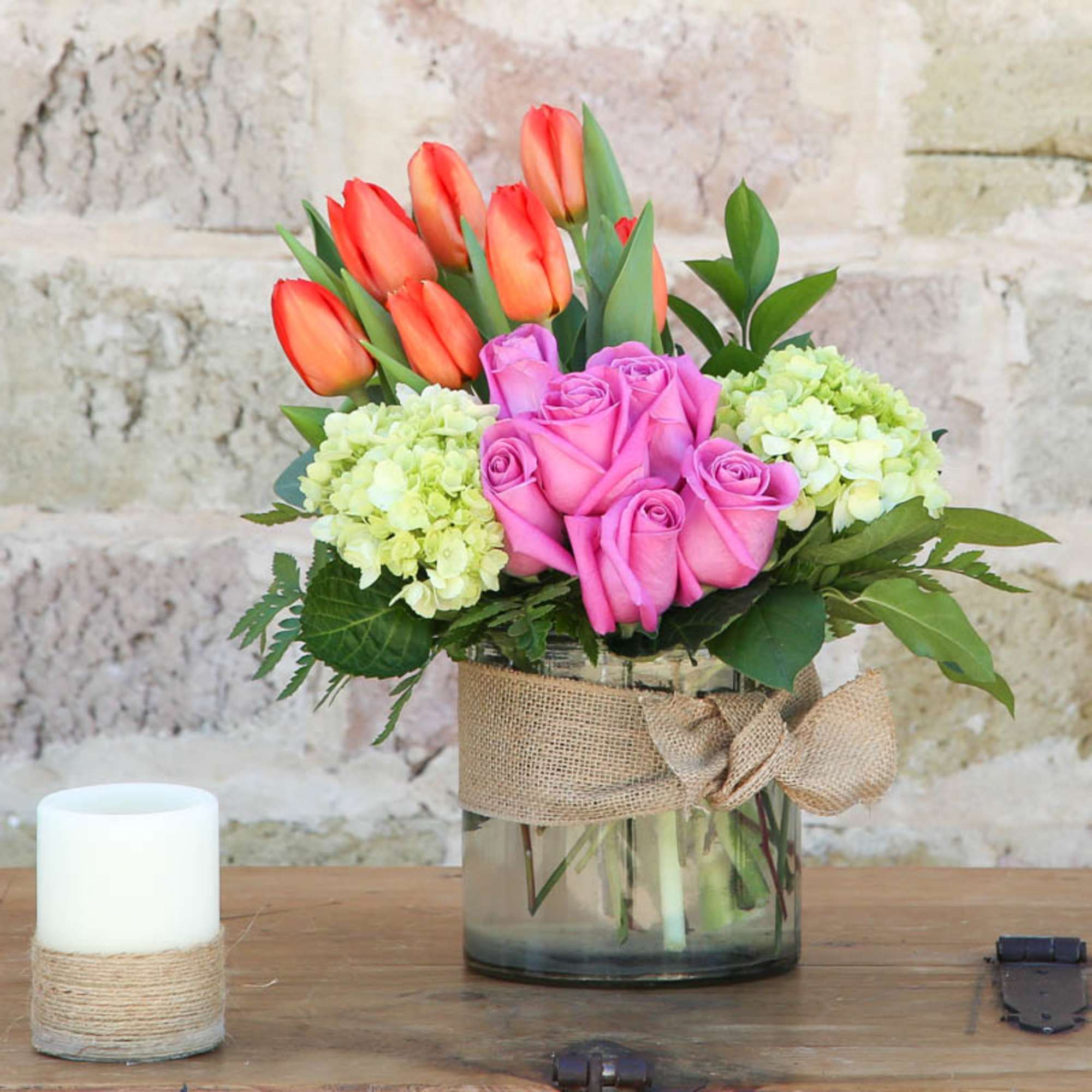 MODERN STYLE ARRANGEMENT GROUPINGS OF BEAUTIFUL AND BRIGHT
COLORS AND FLOWERS MAY VARY