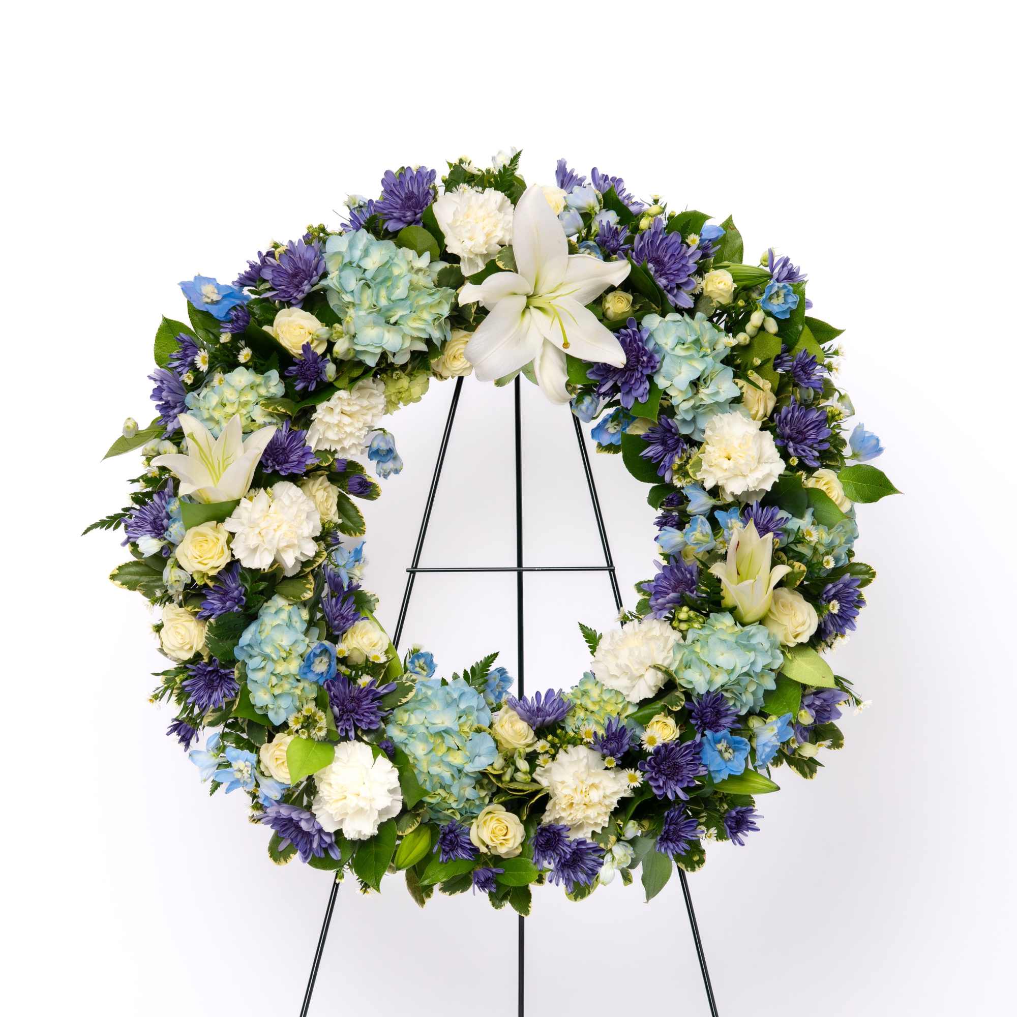 A classic circular tribute symbolizing eternal life and remembrance, this wreath is