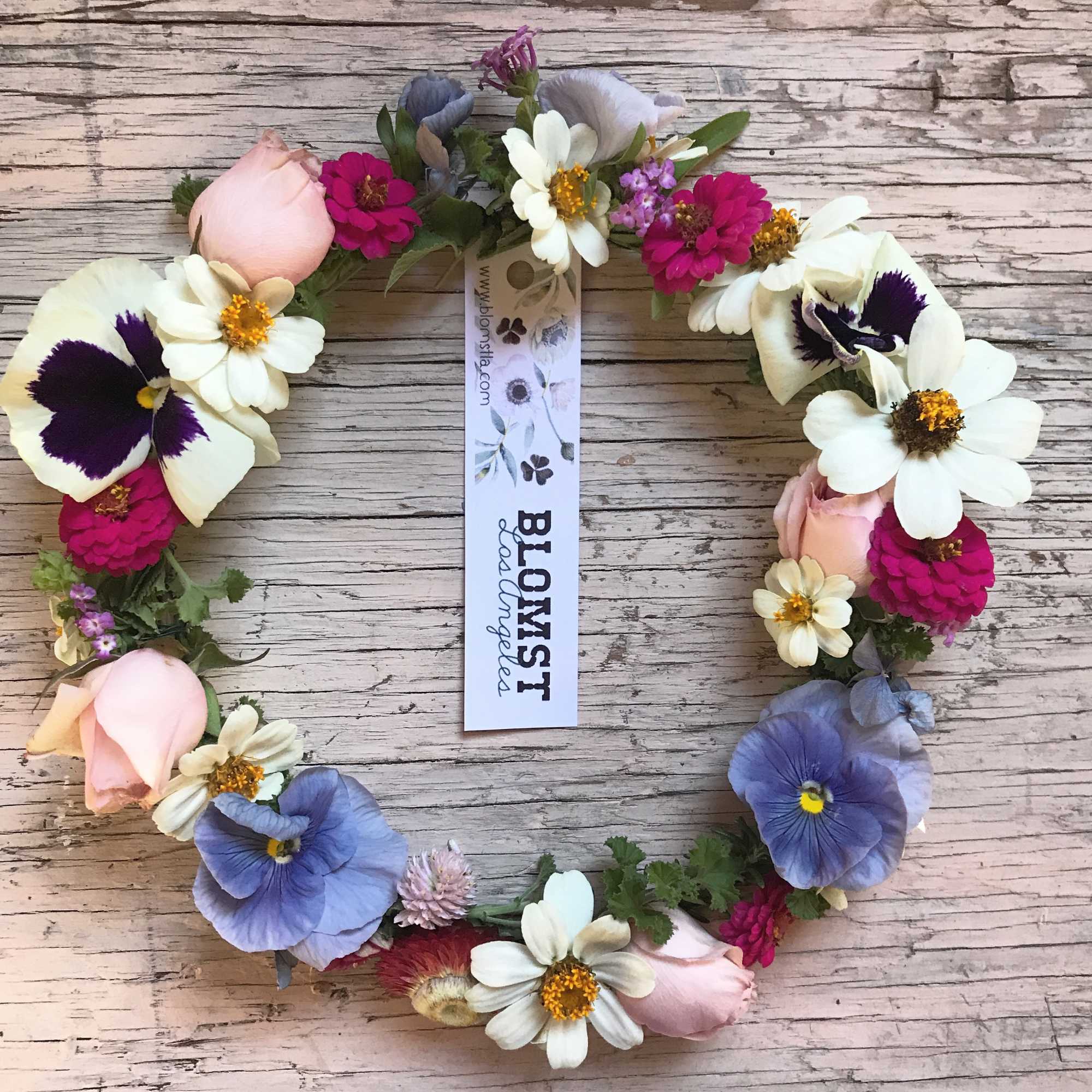 Beautiful flowercrown of mixed seasonal flowers.
We custom make flowercrowns after your wishes