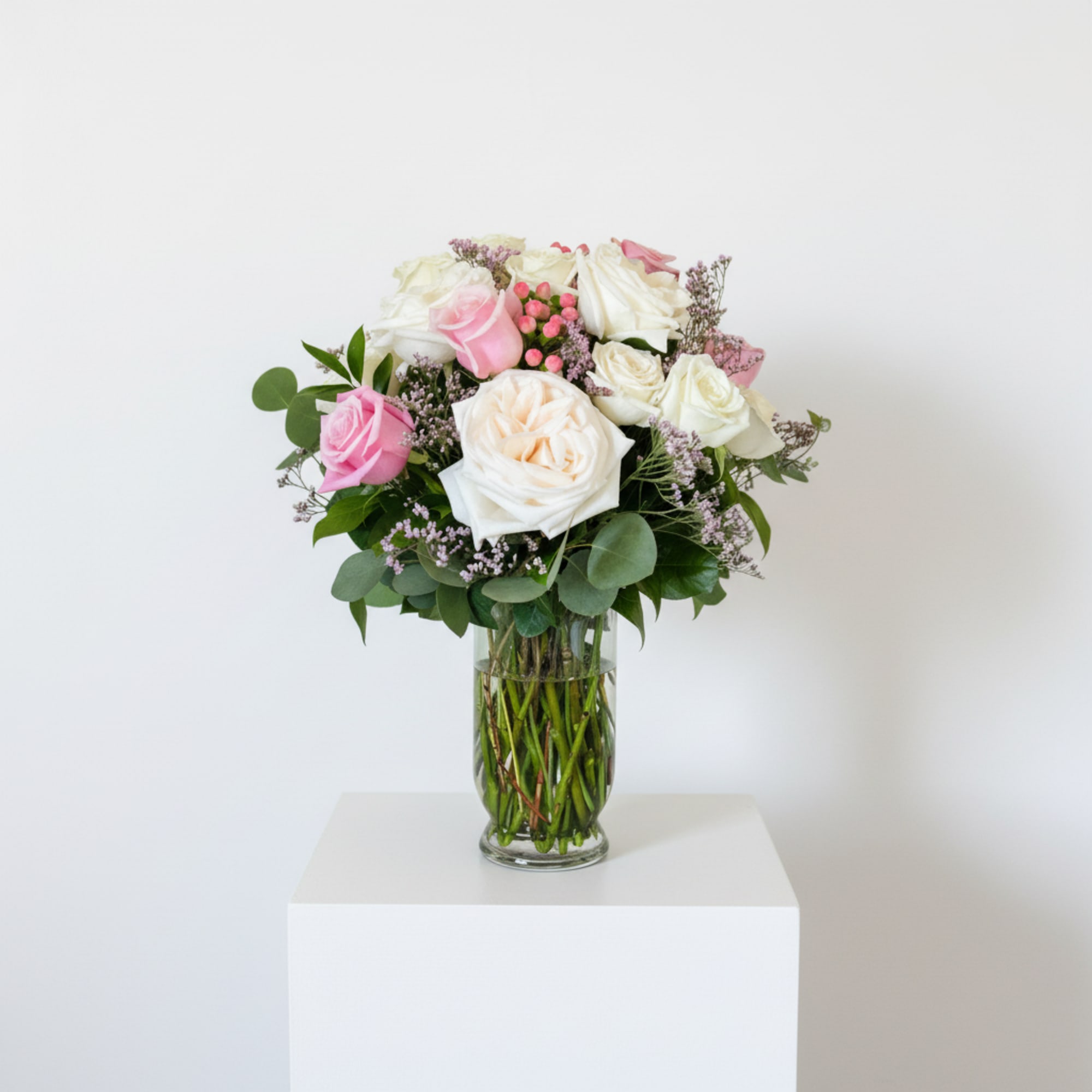 Amour &Eacute;ternel
Ivory and blush Premium roses arranged elegantly to celebrate everlasting love.
White