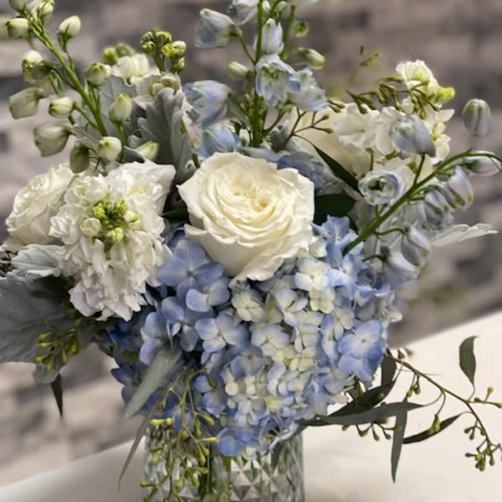 Graduation Floral Package

Qty 5 &ndash; Table Centerpieces
Qty 3 &ndash; Cocktail Bud Vases
Qty