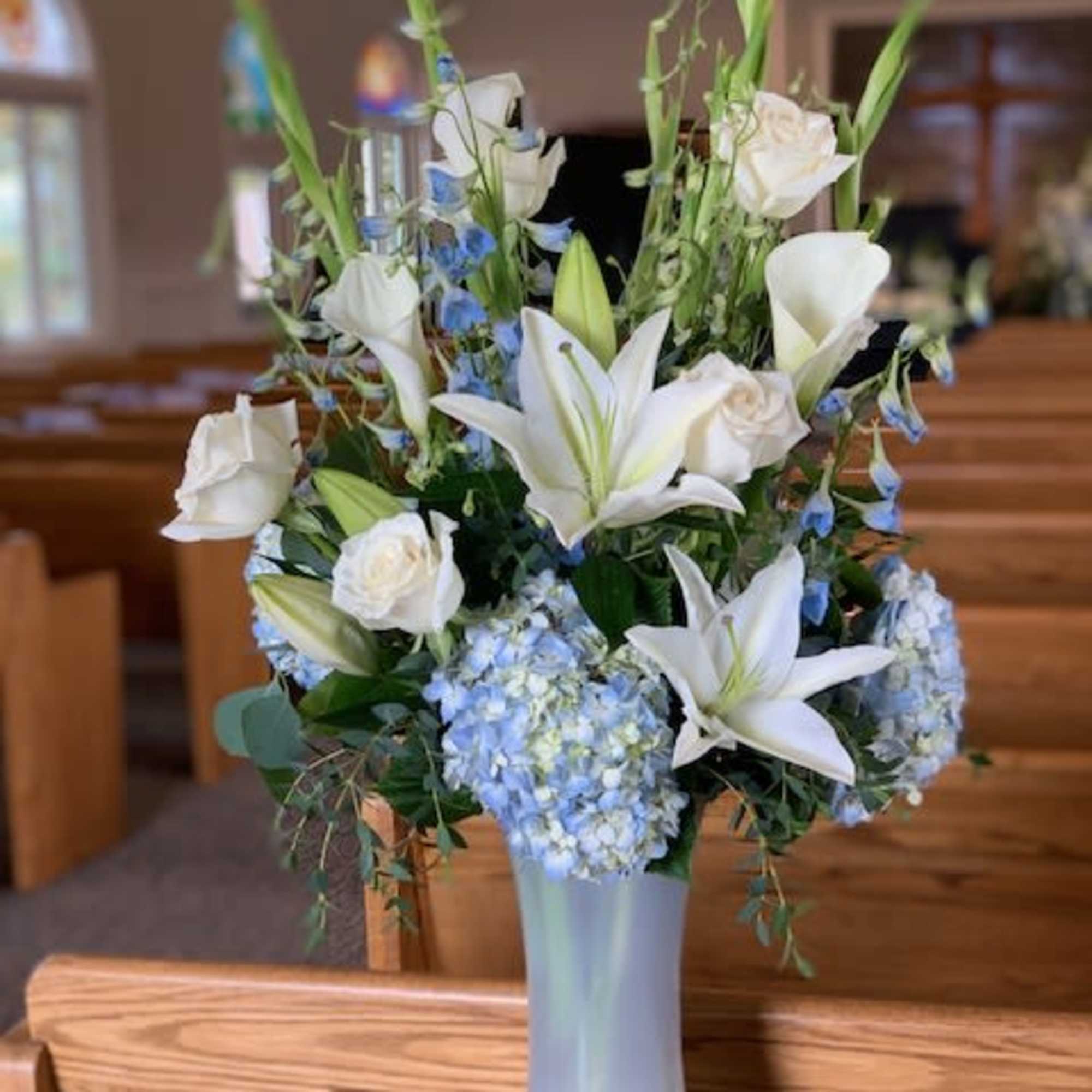 Graduation Floral Package

Qty 5 &ndash; Table Centerpieces
Qty 3 &ndash; Cocktail Bud Vases
Qty