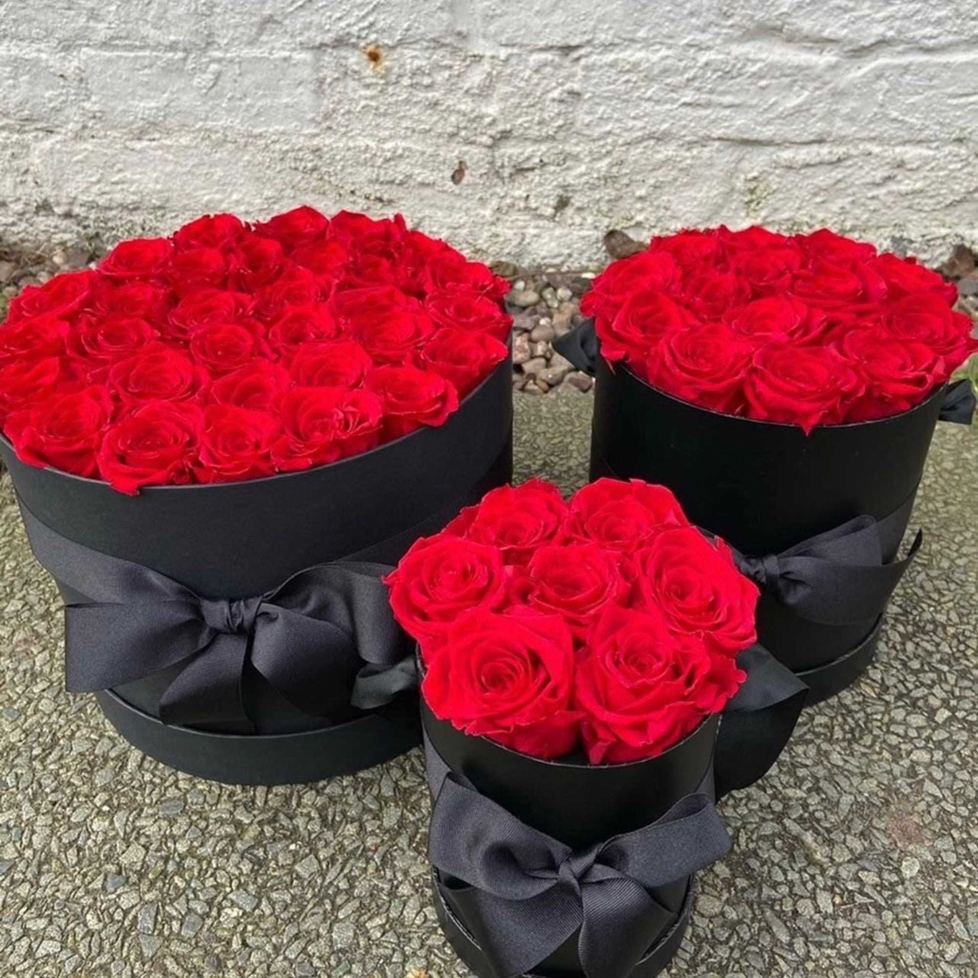 Elegant  and full of charm, this round black box tie with