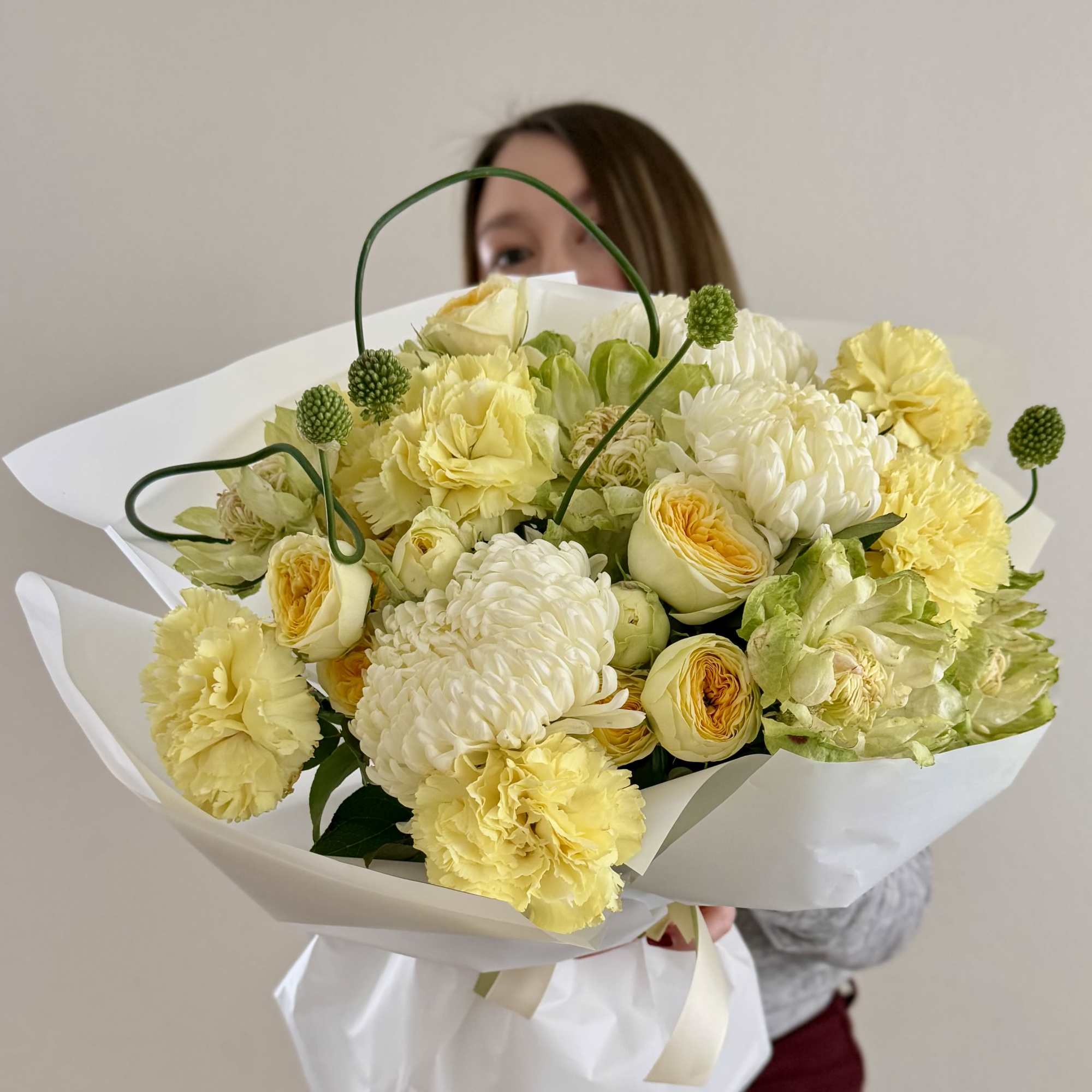 A fresh and elegant mix of garden roses, pots, and carnations in