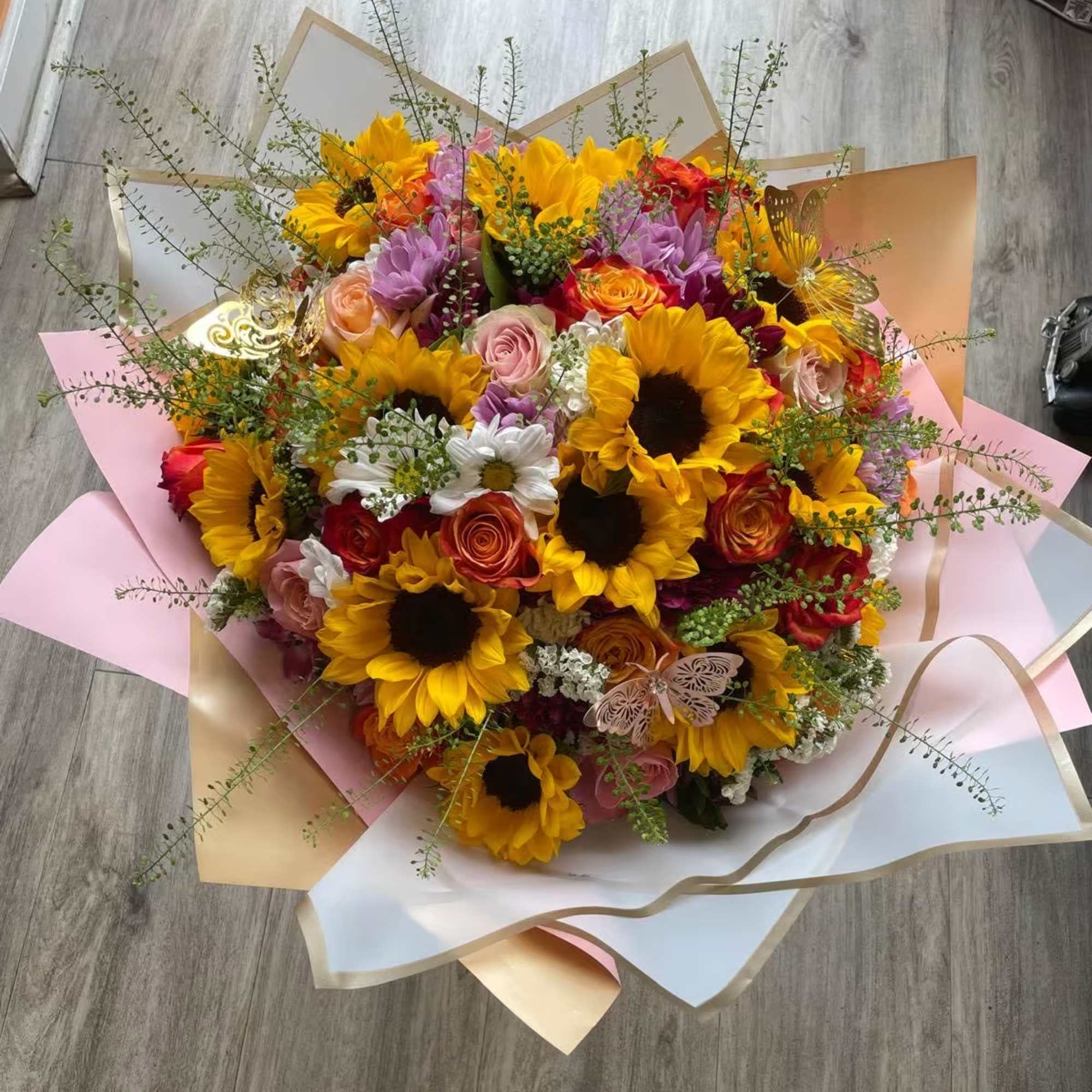 Golden Glow is a vibrant and warm bouquet that combines the majesty