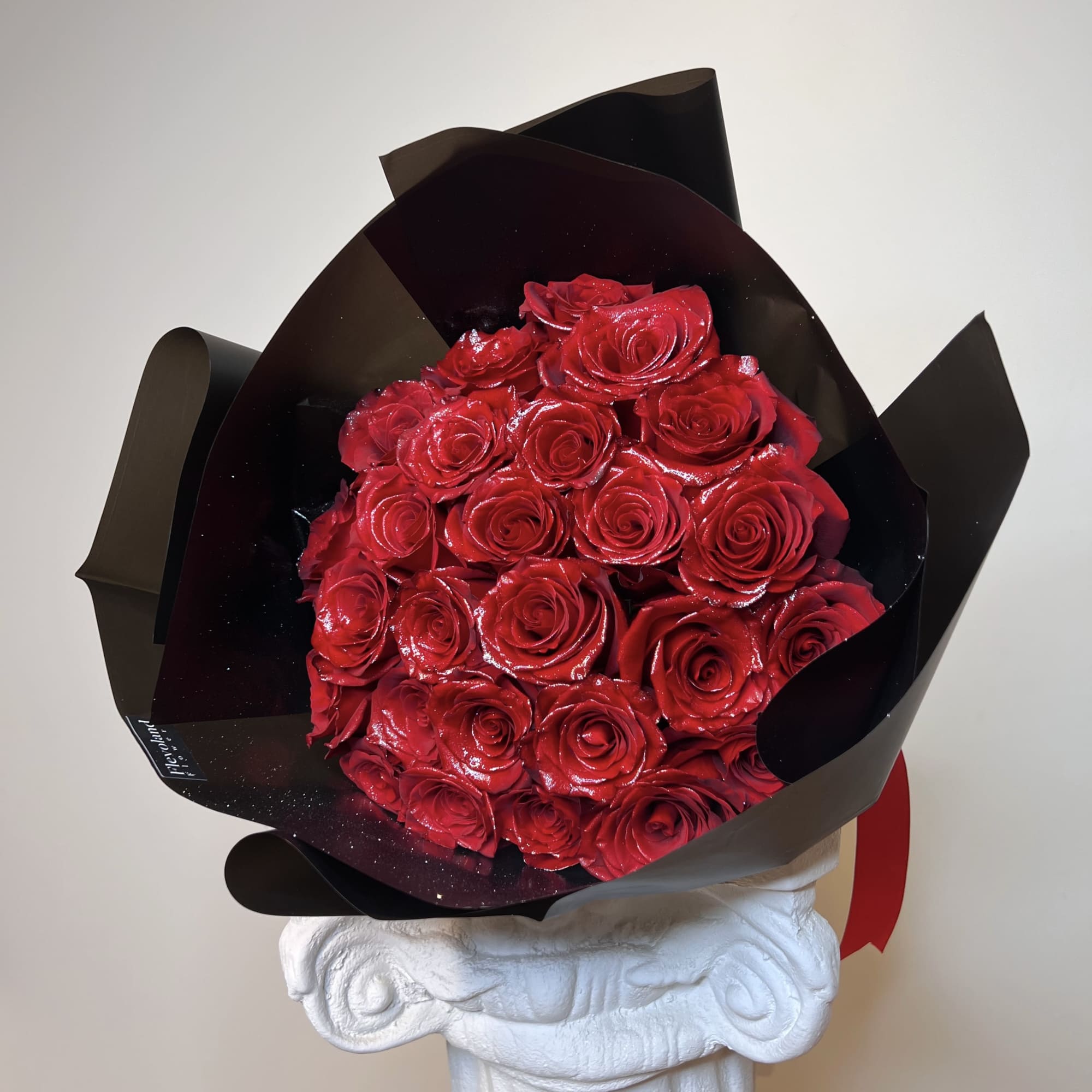 A bold and elegant design that speaks for itself. This bouquet features