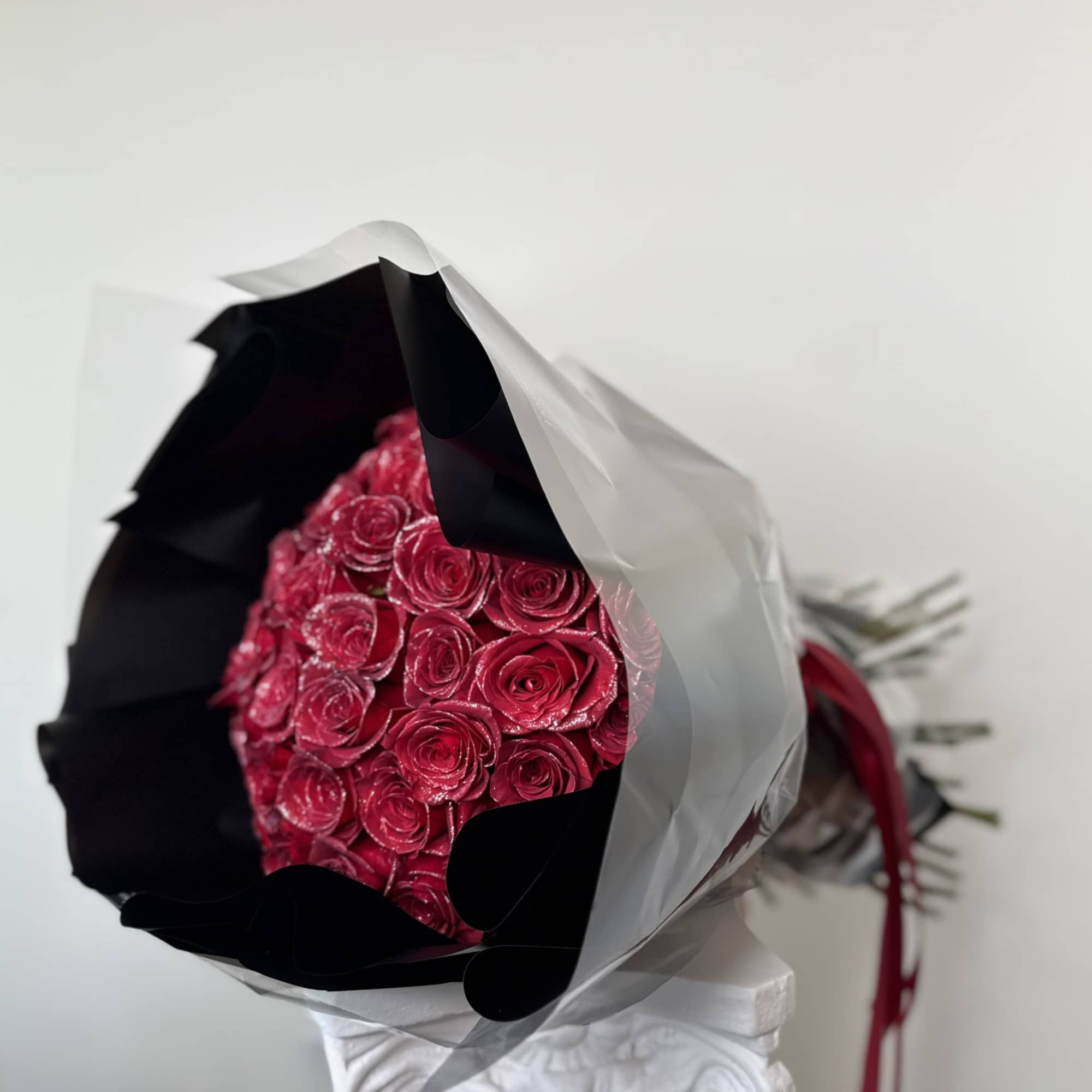 A bold and elegant design that speaks for itself. This bouquet features
