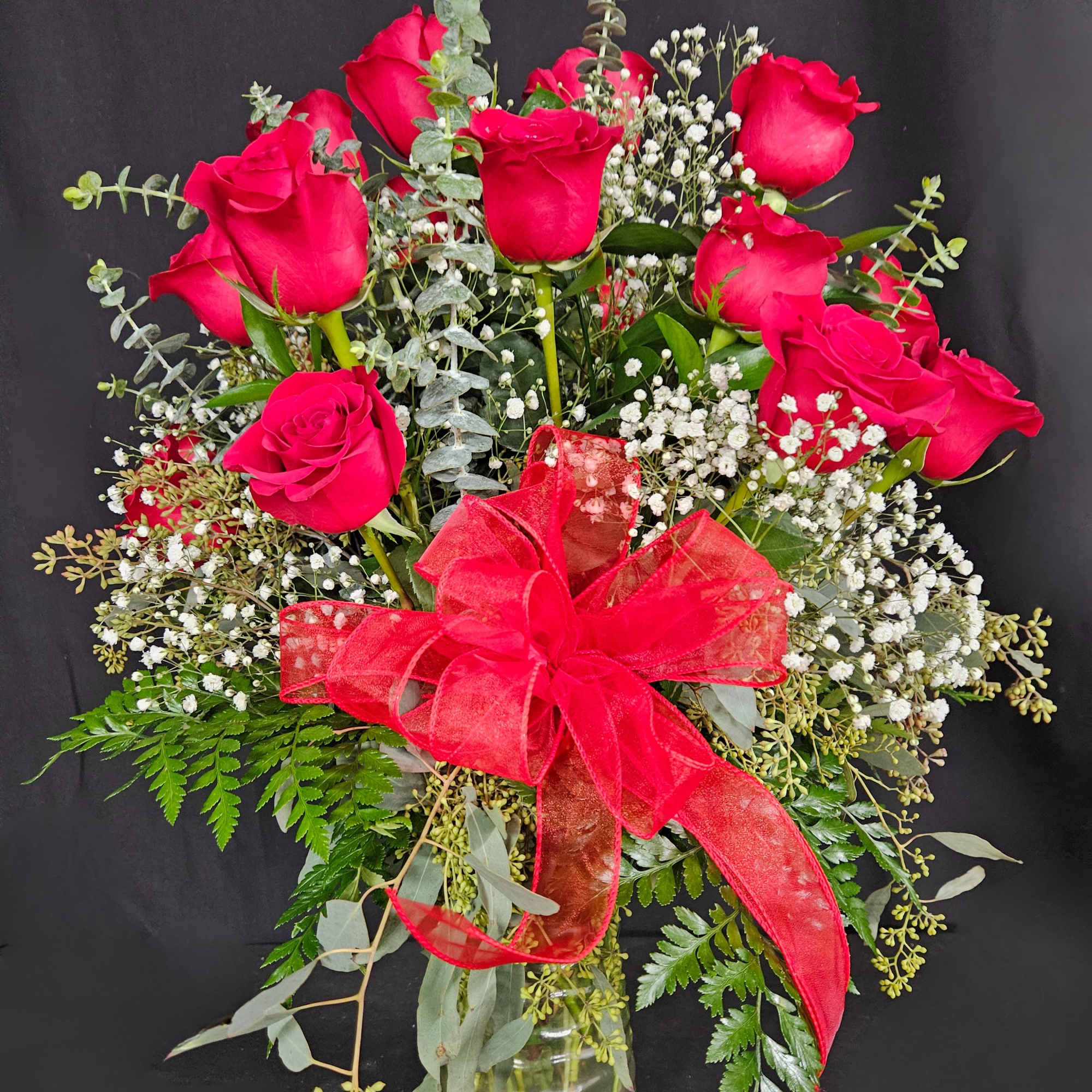 These dozen red roses with baby's breath are a classic! Perfect romantic